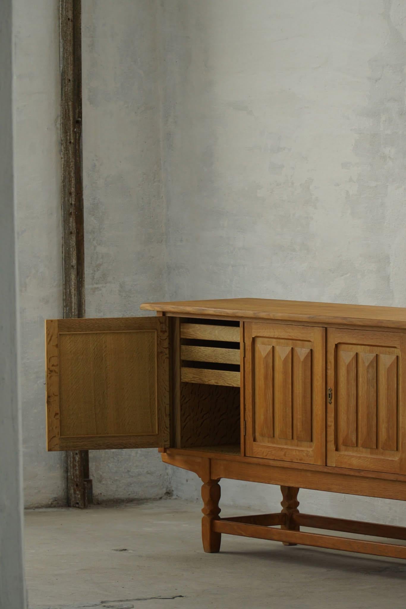 Quercia Credenza di metà secolo in Oak, realizzata da un ebanista danese negli anni '60 in vendita