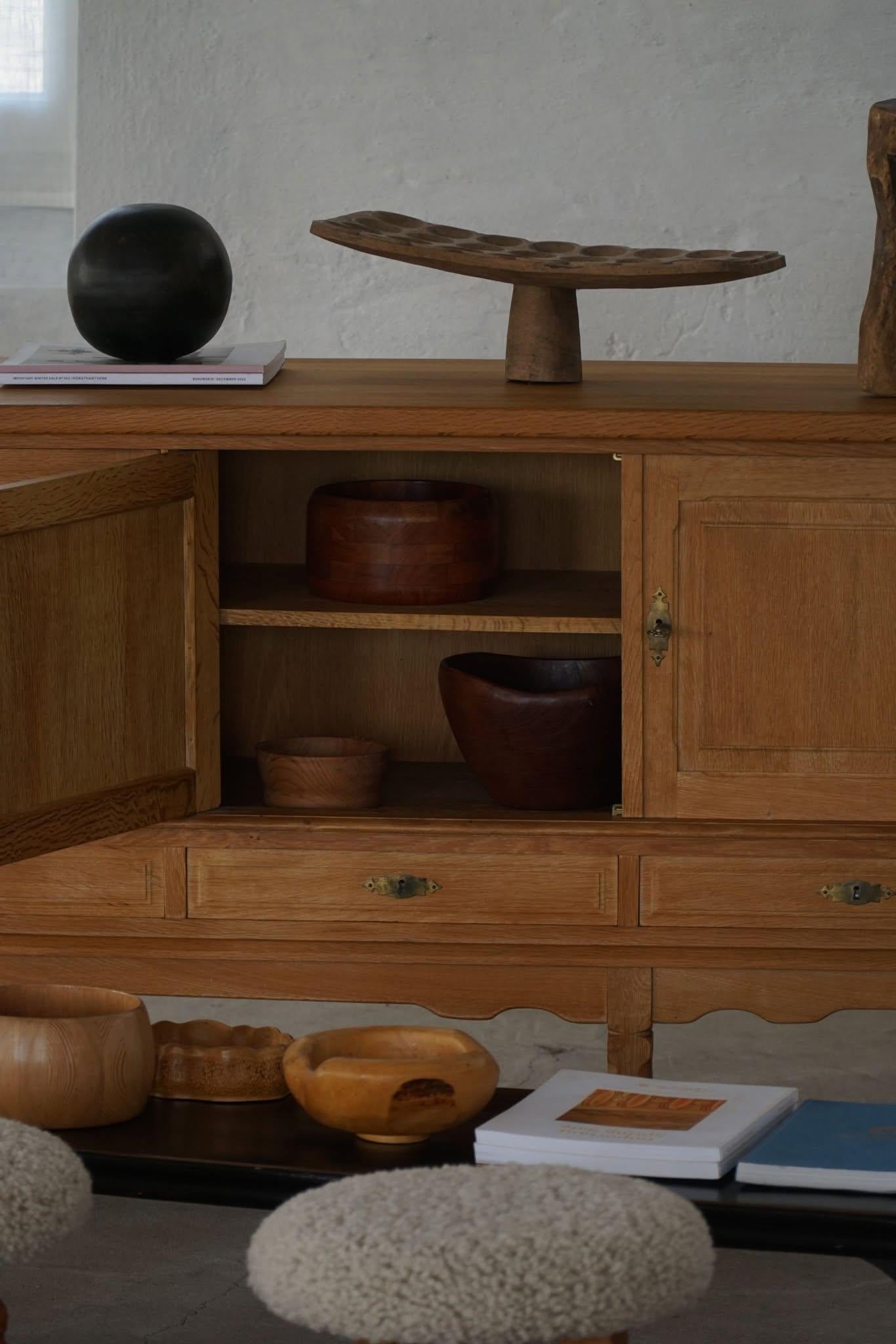 Quercia Credenza di metà secolo in Oak, realizzata da un ebanista danese negli anni '60 in vendita