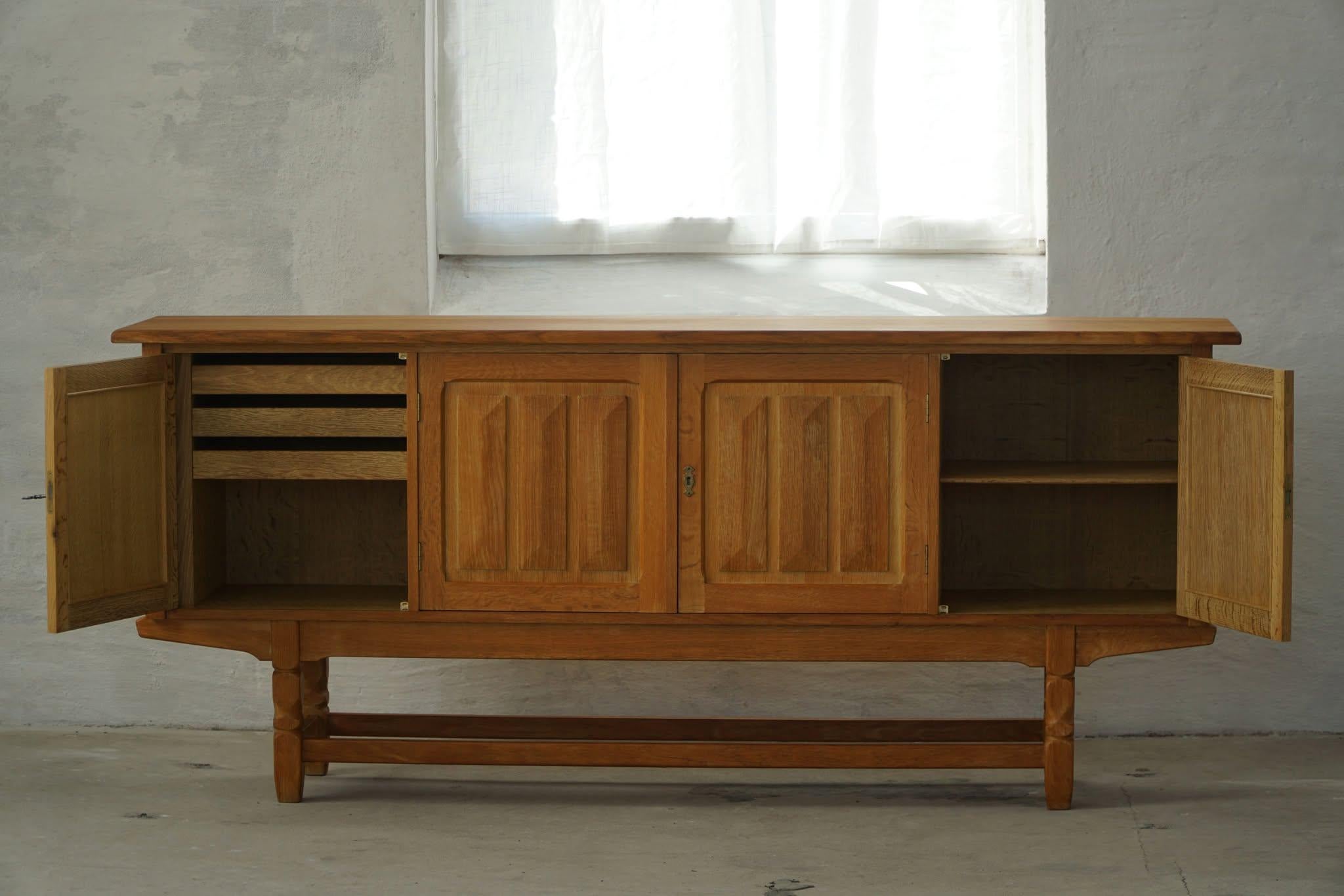 Credenza di metà secolo in Oak, realizzata da un ebanista danese negli anni '60 in vendita 1