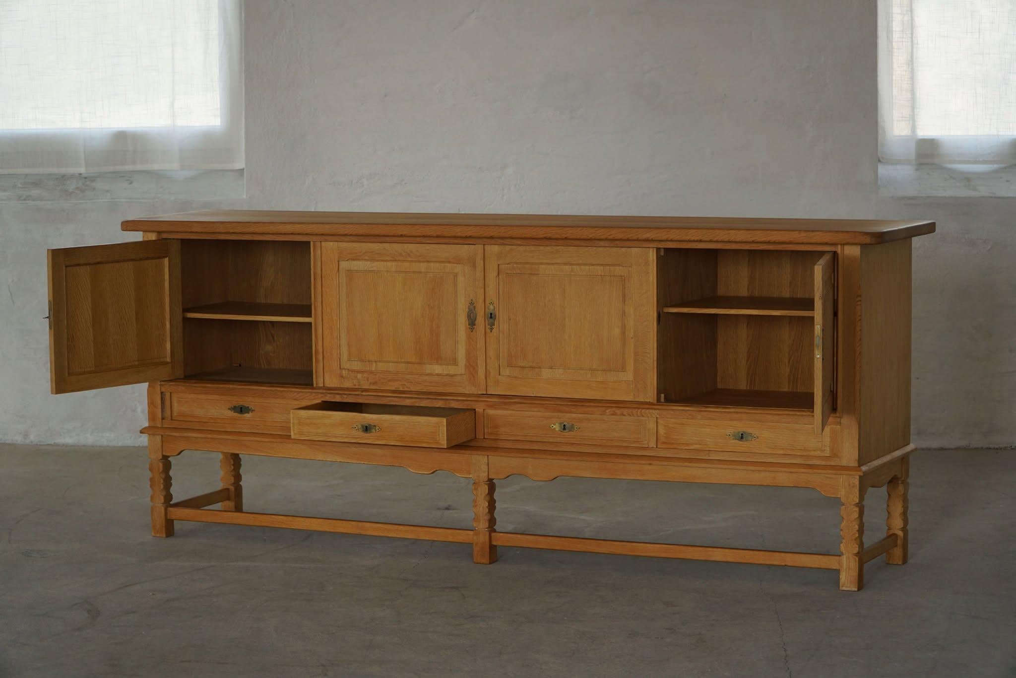 Credenza di metà secolo in Oak, realizzata da un ebanista danese negli anni '60 in vendita 1
