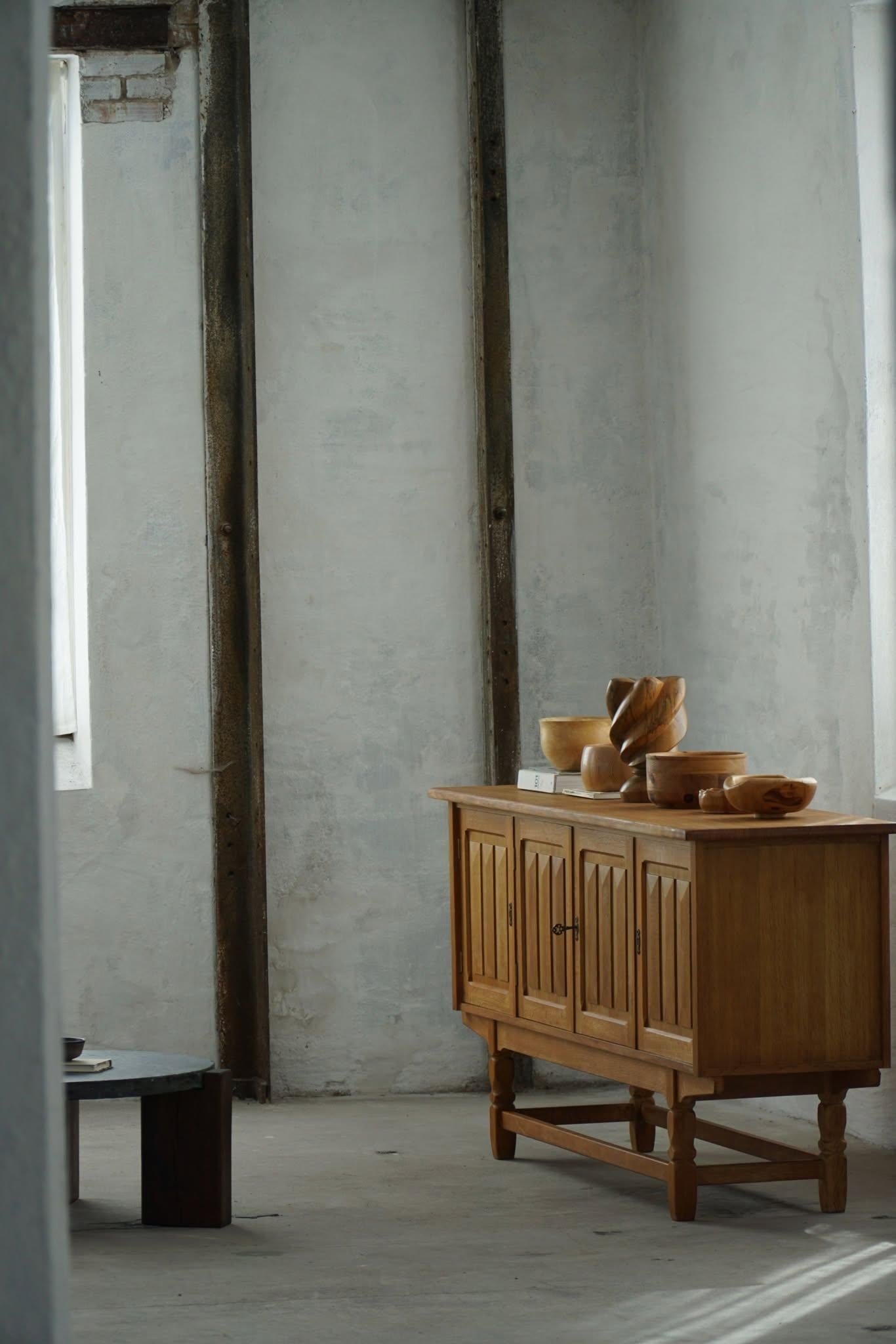 Credenza di metà secolo in Oak, realizzata da un ebanista danese negli anni '60 in vendita 2