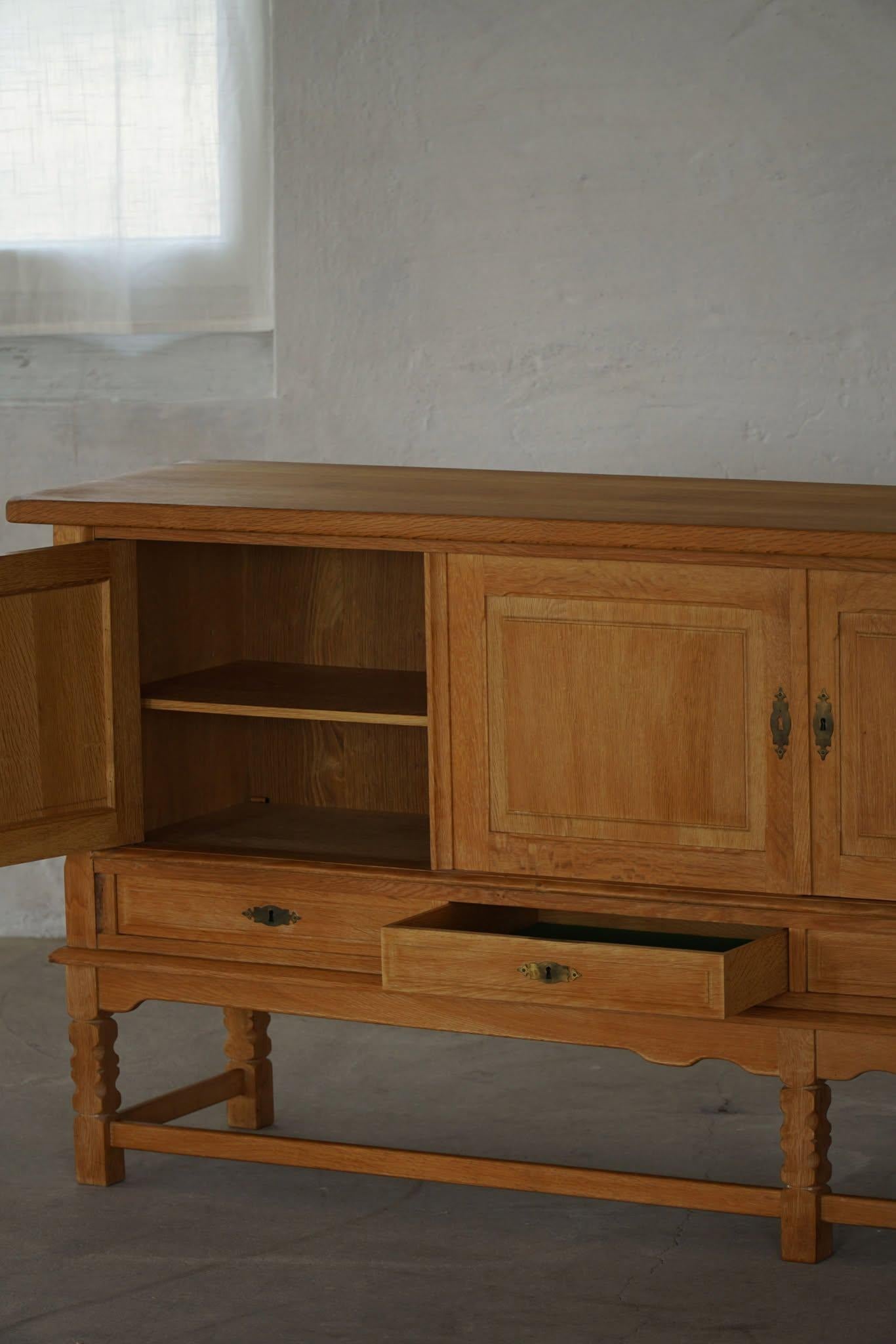 Credenza di metà secolo in Oak, realizzata da un ebanista danese negli anni '60 in vendita 2