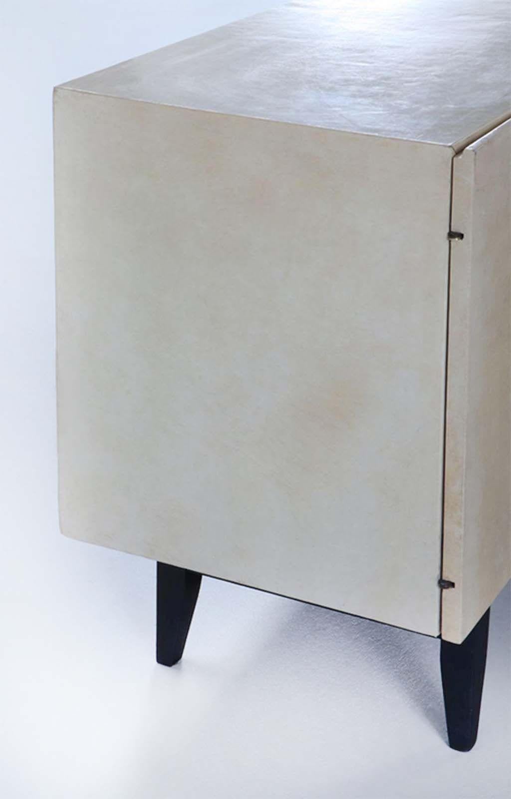 Mid-Century-Sideboard aus Pergament mit ebonisiertem Sockel, ca. 1960er Jahre (Ebonisiert) im Angebot