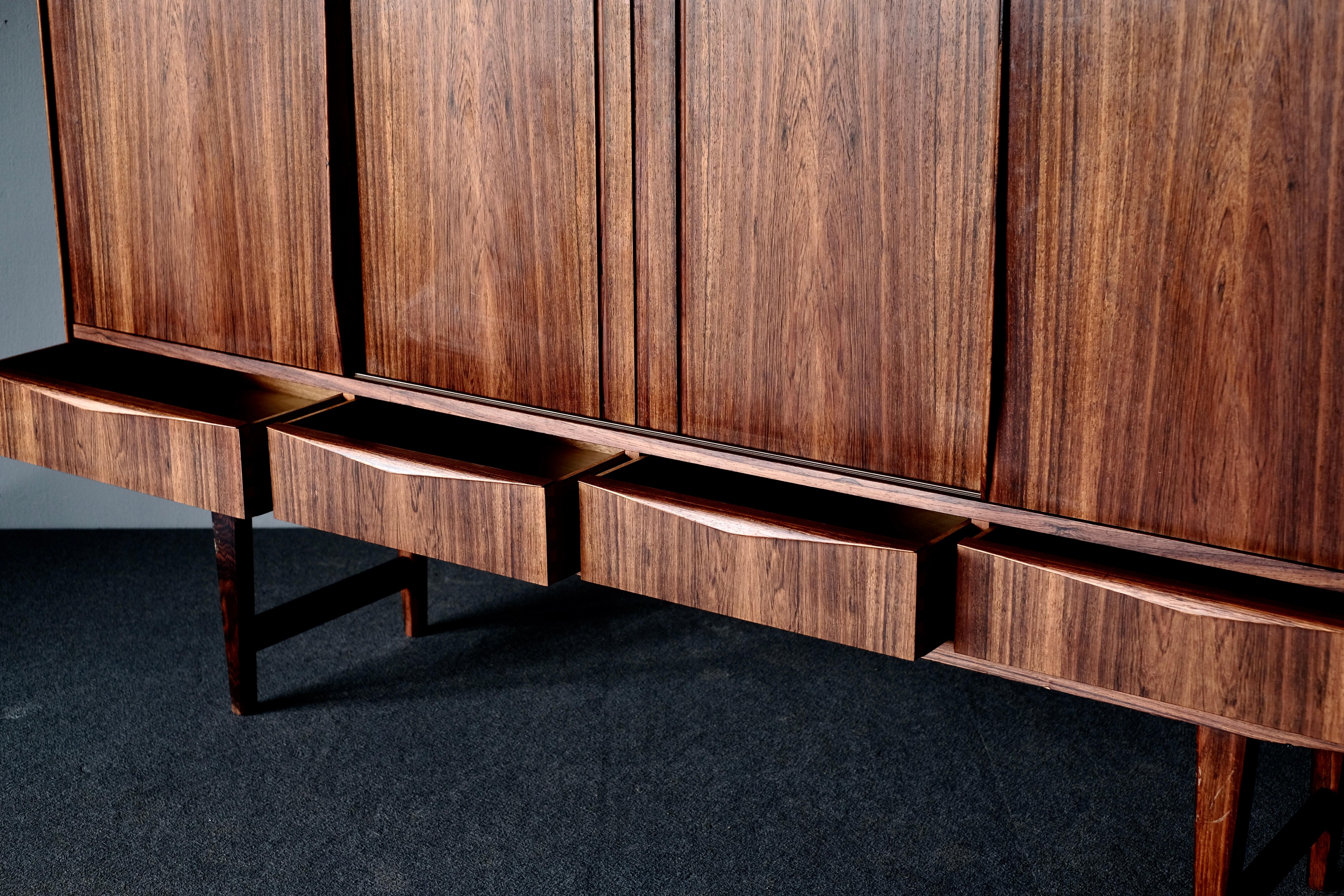 Midcentury Sideboard in Rosewood In Good Condition For Sale In Singapore, SG