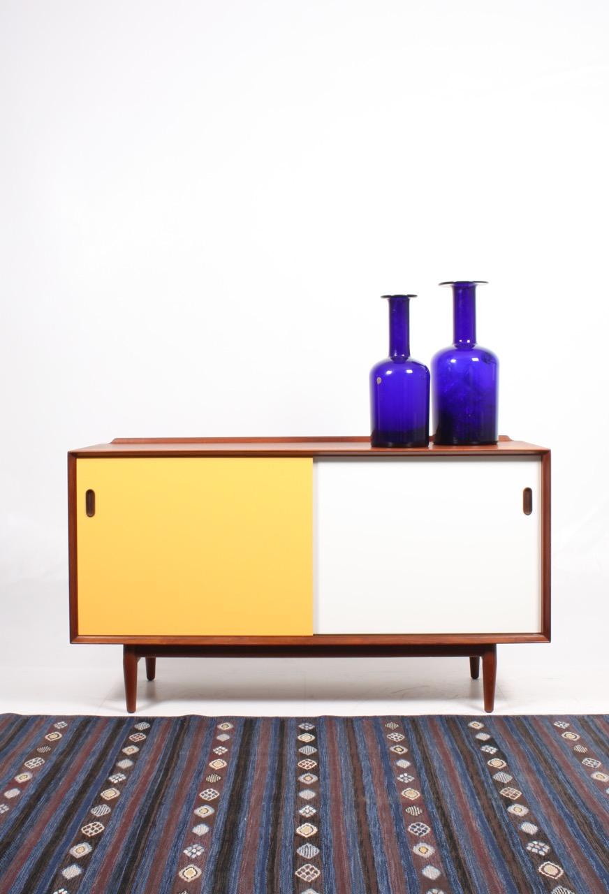 Sideboard in teak with colored panels - Designed by MAA. Arne Vodder and produced by Sibast Furniture Denmark in the 1950s - Great condition.
