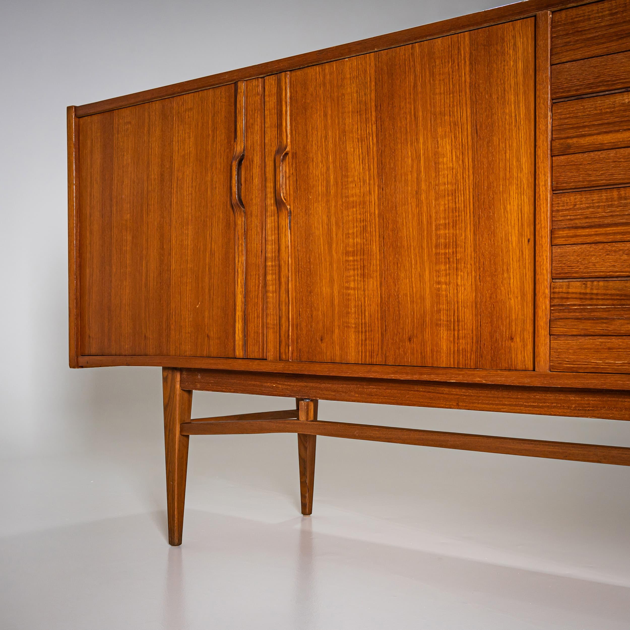 Mid-Century Sideboard, wahrscheinlich Italien, 1960er Jahre (Furnier) im Angebot