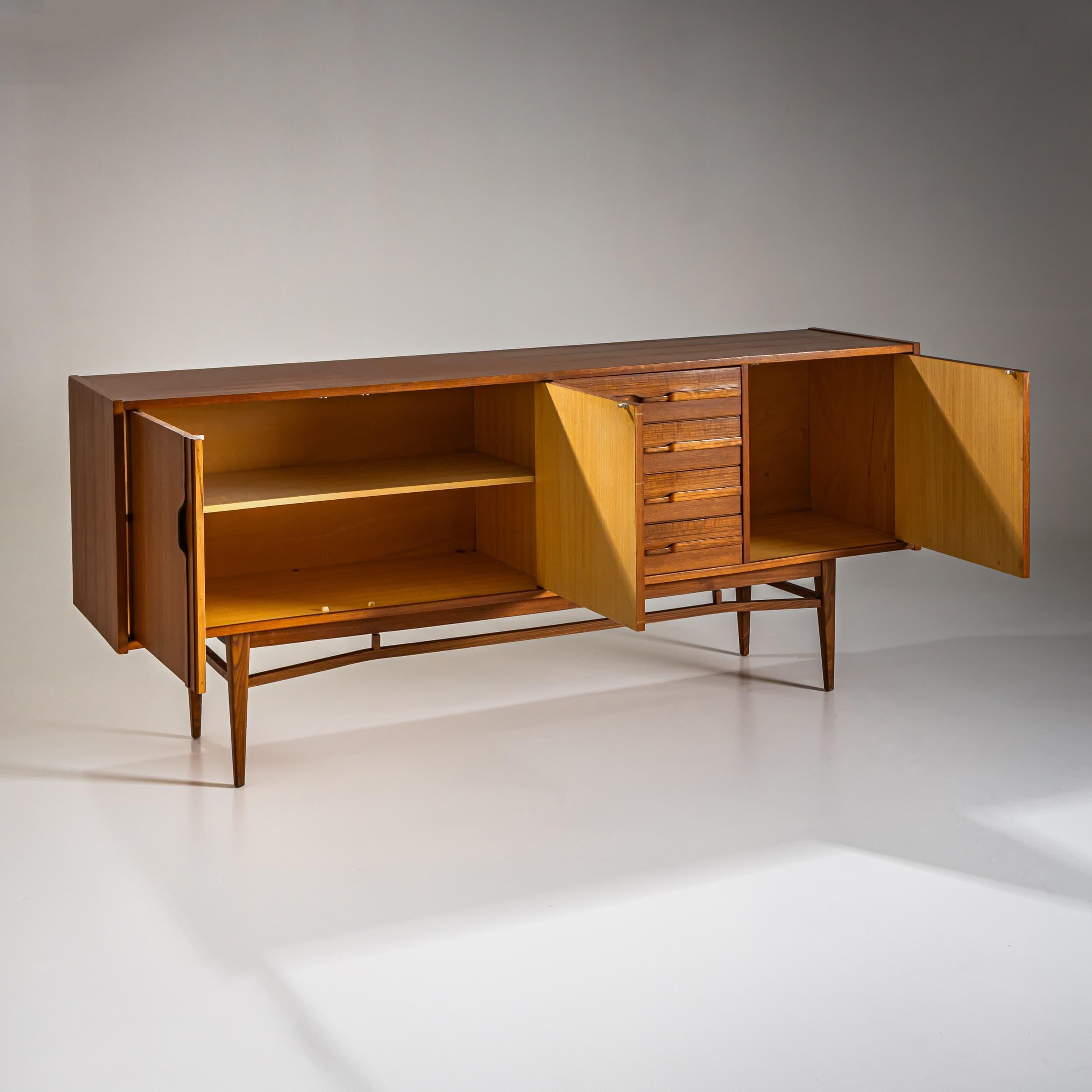 Mid-Century Sideboard, wahrscheinlich Italien, 1960er Jahre (Teakholz) im Angebot
