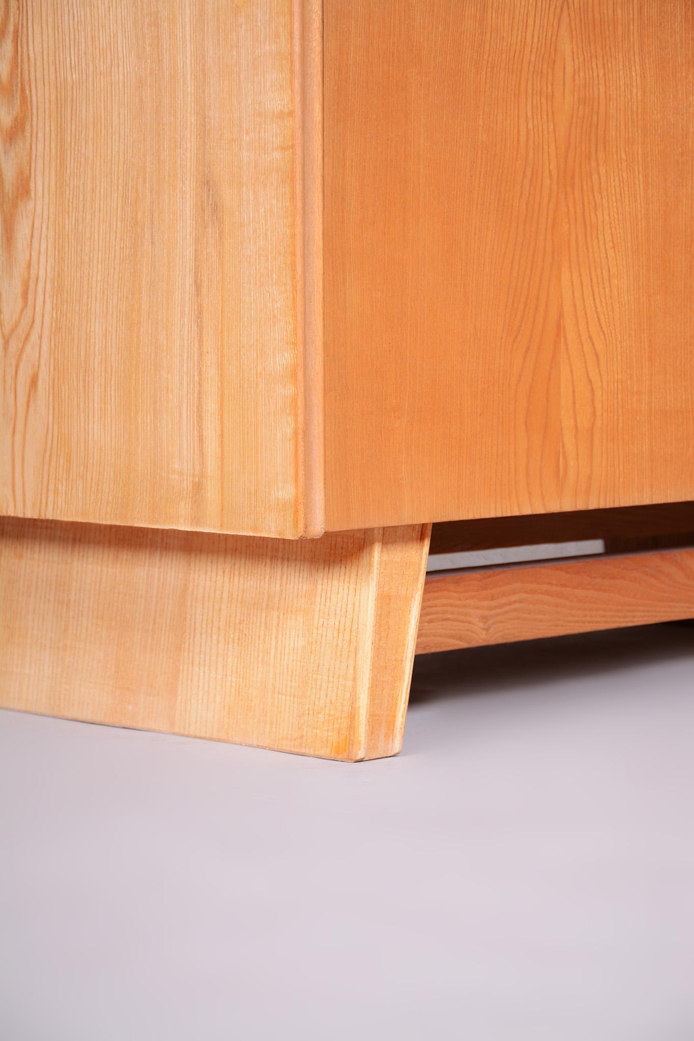 Credenza di metà secolo realizzata da Krásná Jizba in Cechia, anni '40, condizioni originali in vendita 3