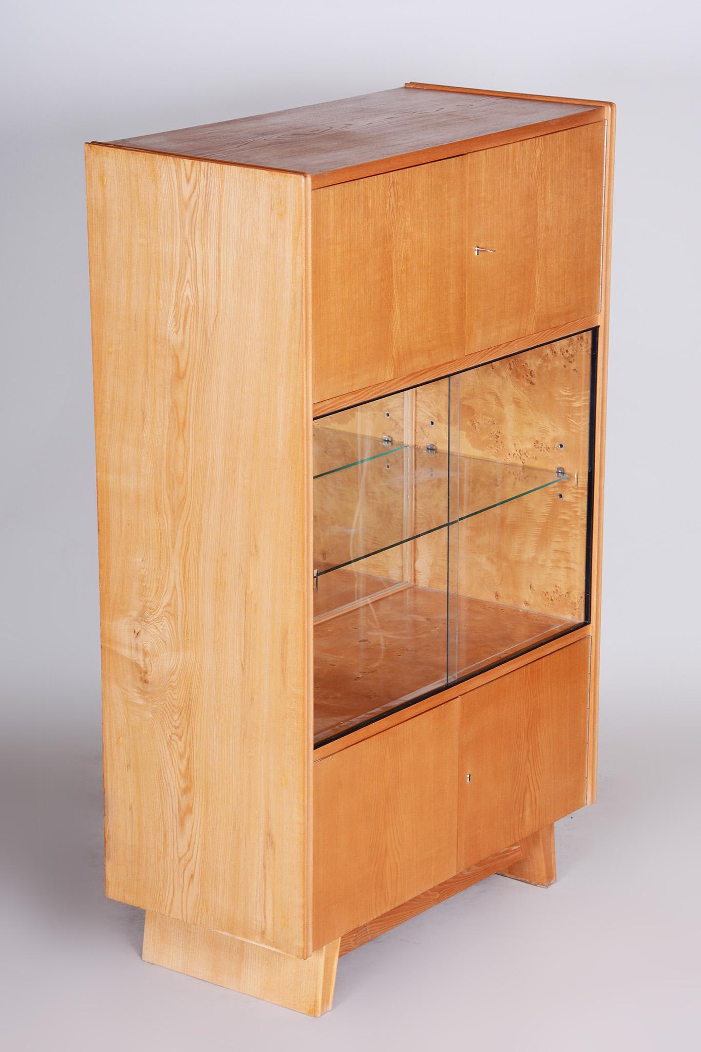 Credenza di metà secolo realizzata da Krásná Jizba in Cechia, anni '40, condizioni originali in vendita 2