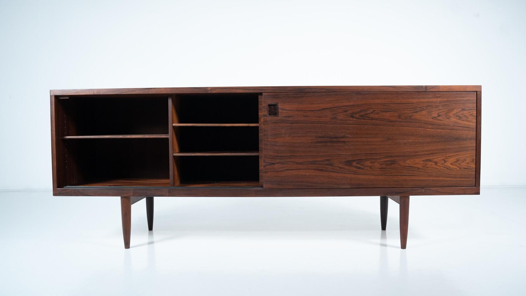 Credenza di metà secolo Model 20 di Niels O. Moller, Mobelfabrik, Danimarca, anni '60

Niels Otto Møller
1920 — 1981
Niels Otto Møller ha creato alcuni dei design più amati del XX secolo. Mobili danesi.  Møller completò il suo apprendistato come