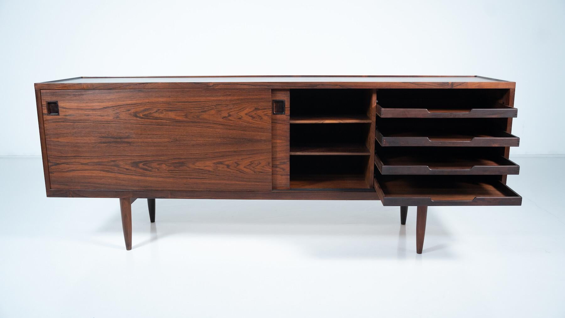 Credenza di metà secolo Model 20 di Niels O. Moller, Mobelfabrik, Danimarca, anni '60 In condizioni buone in vendita a Brussels, BE