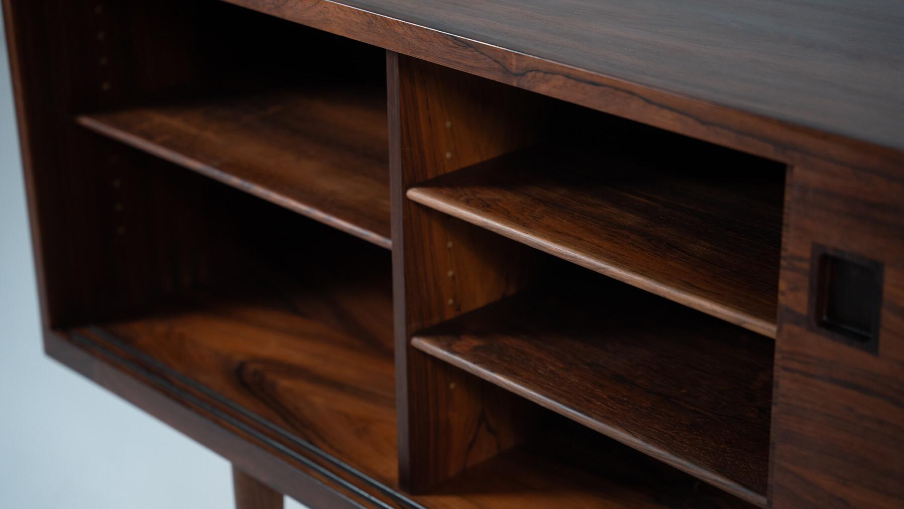 Metà XX secolo Credenza di metà secolo Model 20 di Niels O. Moller, Mobelfabrik, Danimarca, anni '60 in vendita