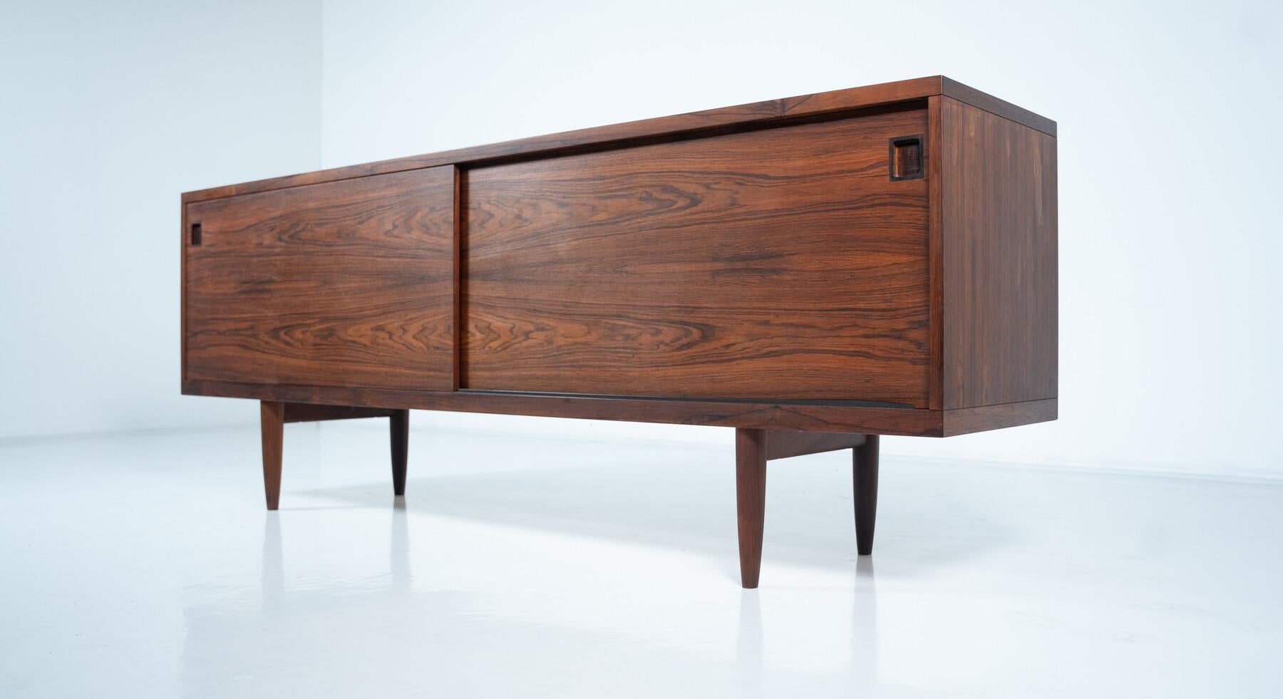 Legno Credenza di metà secolo Model 20 di Niels O. Moller, Mobelfabrik, Danimarca, anni '60 in vendita