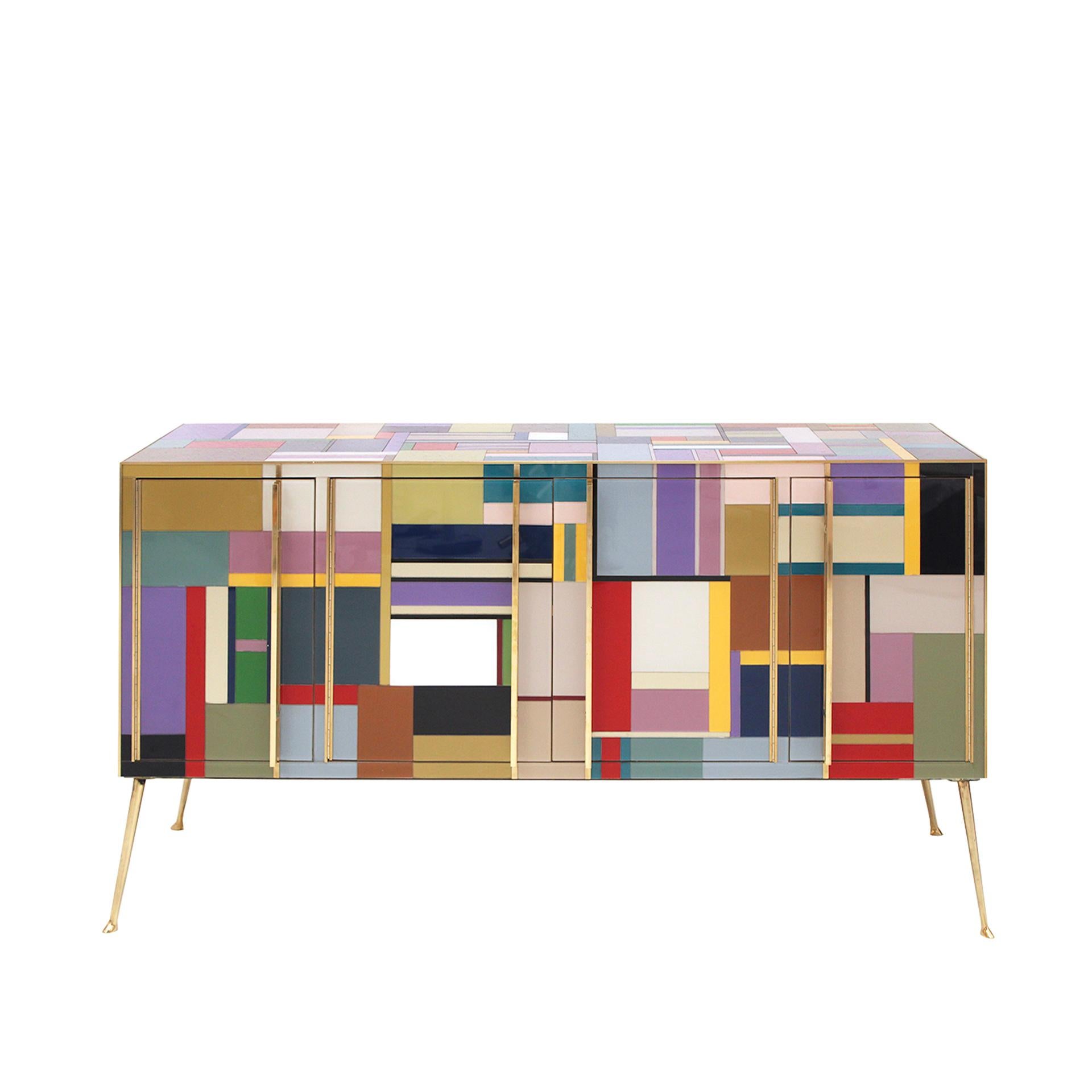 Credenza della metà del secolo scorso, recentemente riadattata con vetro colorato contemporaneo. Composto da 4 porte con struttura in legno massiccio originale degli anni '50 rivestite in vetro colorato. Maniglie, profili e gambe in ottone.