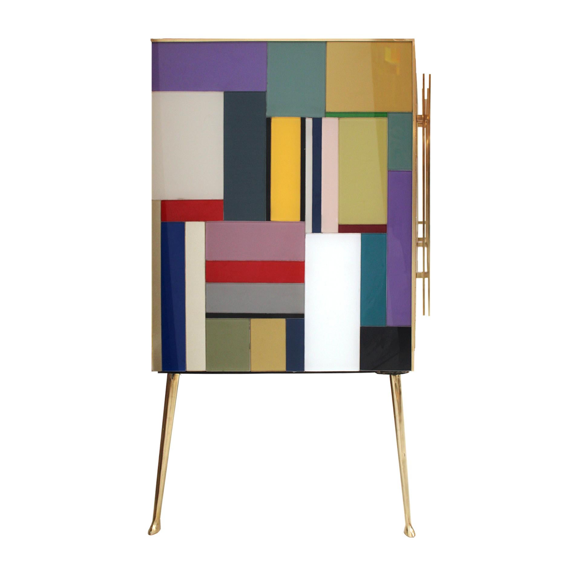 Italiano Credenza di metà secolo, recentemente riadattata in vetro colorato e ottone, Italia in vendita