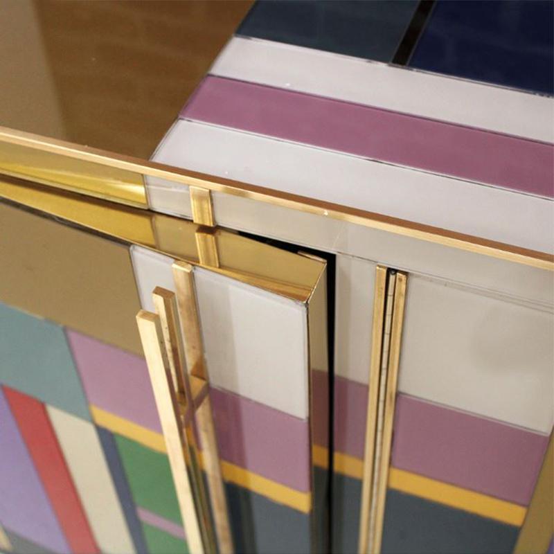 Credenza di metà secolo, recentemente riadattata in vetro colorato e ottone, Italia In condizioni buone in vendita a Madrid, ES