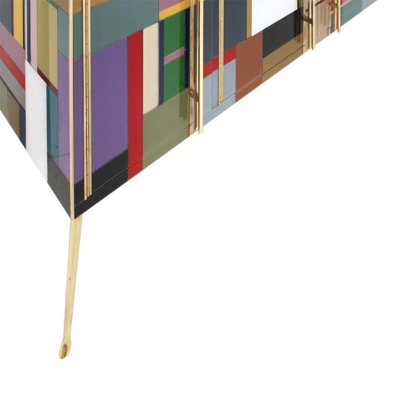 Metà XX secolo Credenza di metà secolo, recentemente riadattata in vetro colorato e ottone, Italia in vendita