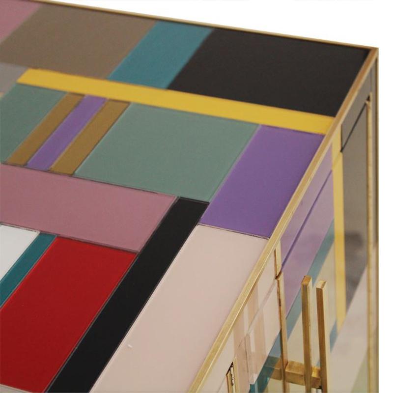 Ottone Credenza di metà secolo, recentemente riadattata in vetro colorato e ottone, Italia in vendita