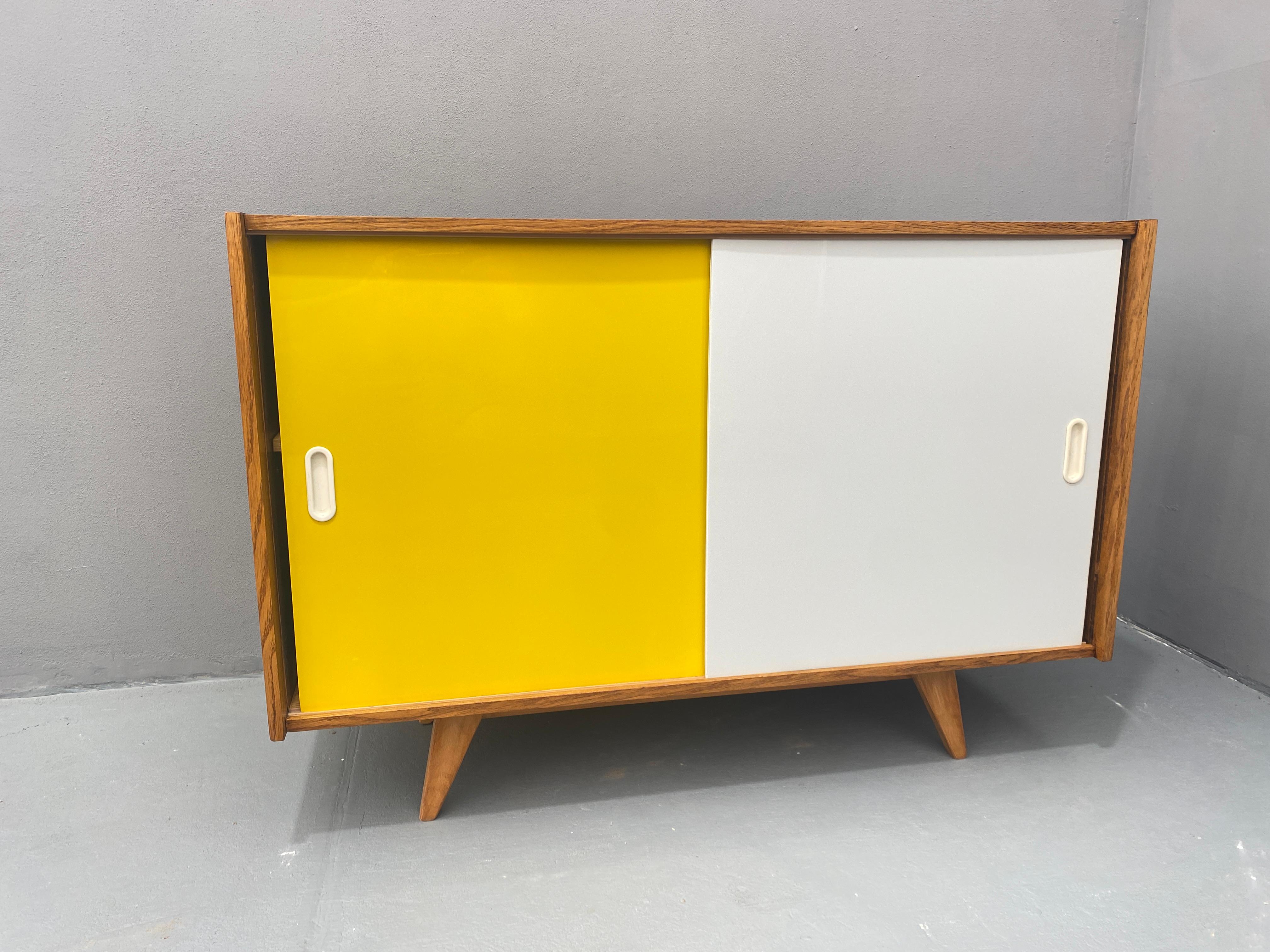 Buffet du milieu du siècle U-452 par Jiří Jiroutek, années 1960, Tchécoslovaquie en vente 3