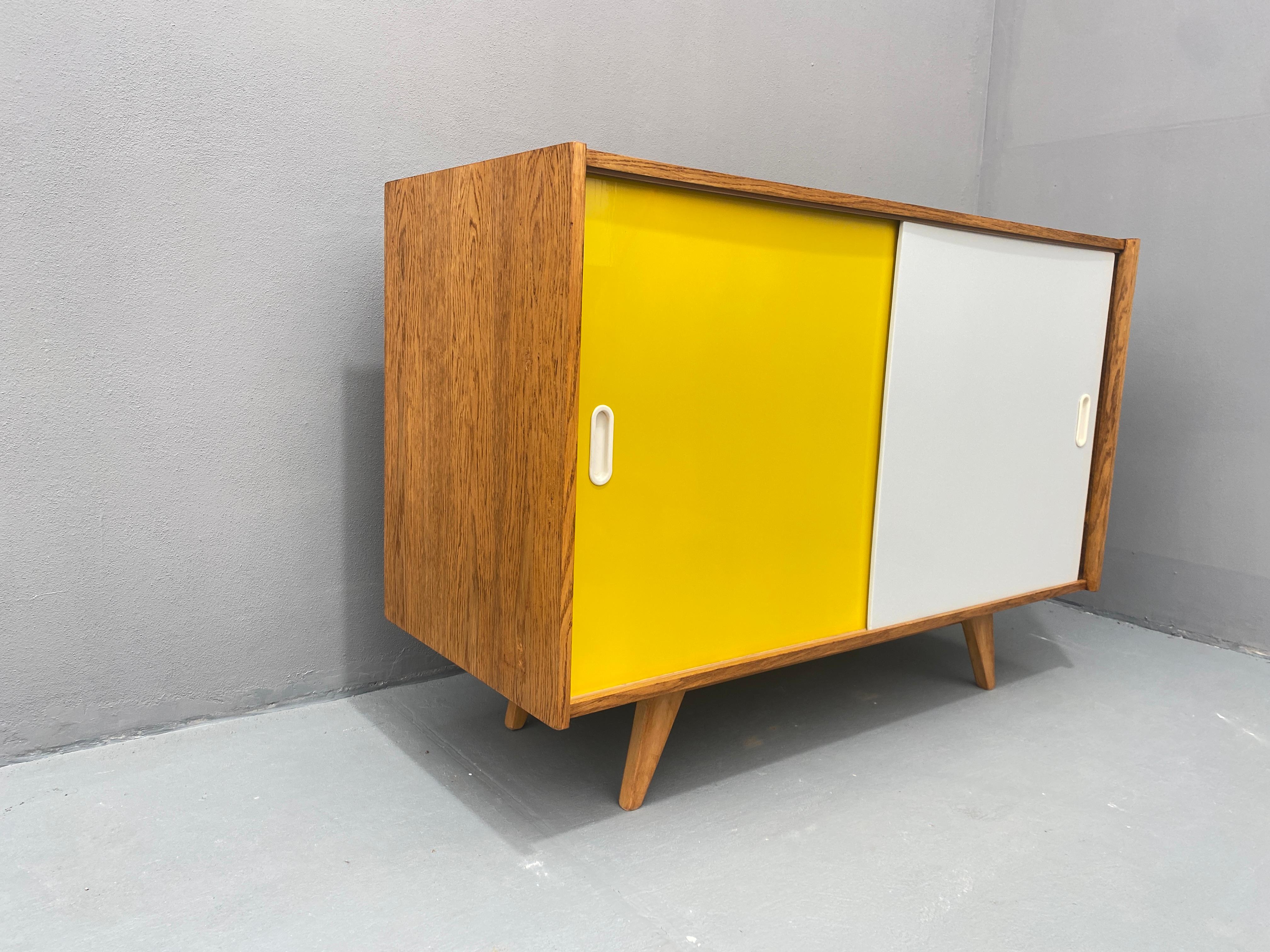 Buffet du milieu du siècle U-452 par Jiří Jiroutek, années 1960, Tchécoslovaquie en vente 4