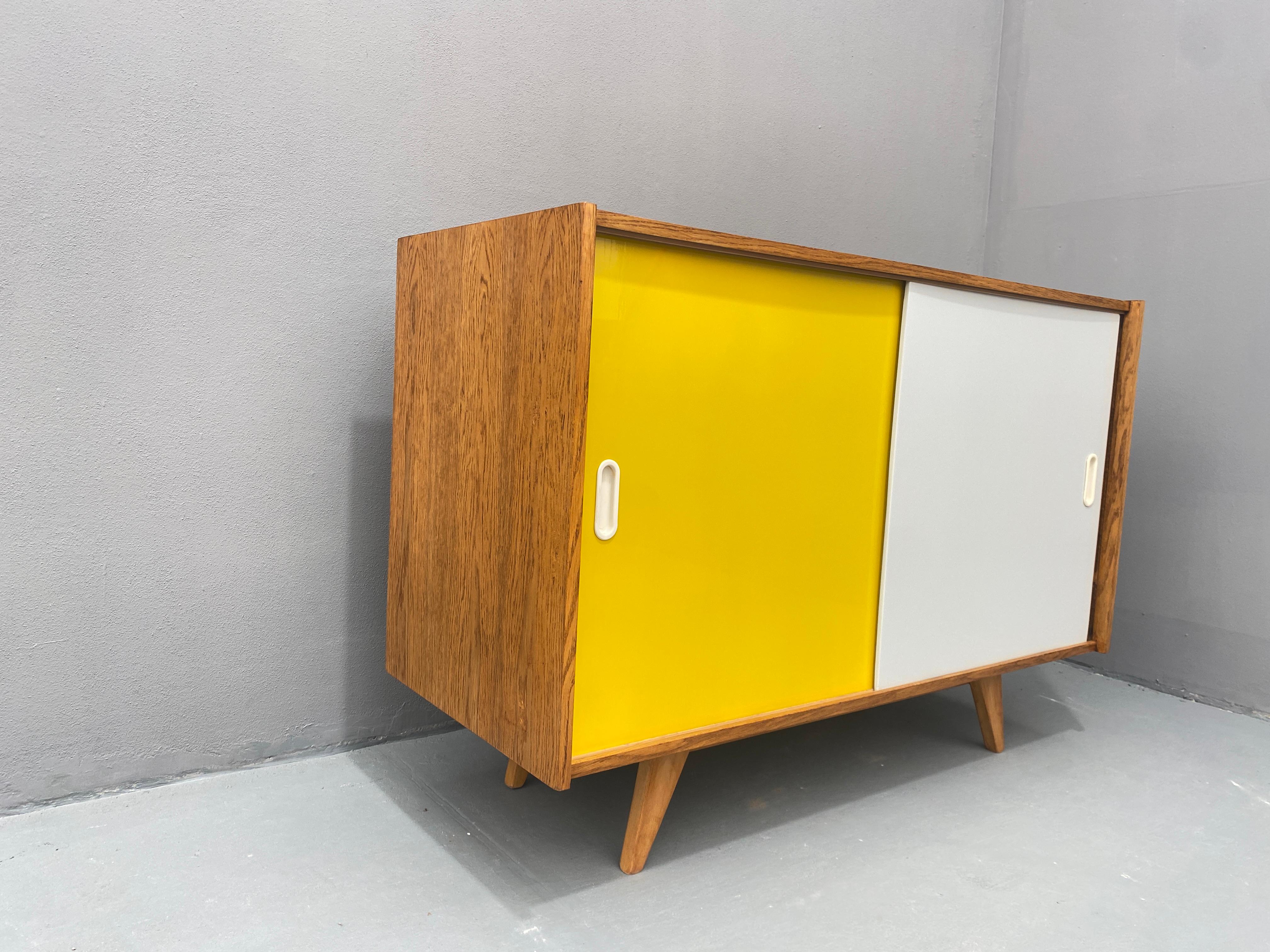 Buffet du milieu du siècle U-452 par Jiří Jiroutek, années 1960, Tchécoslovaquie en vente 5