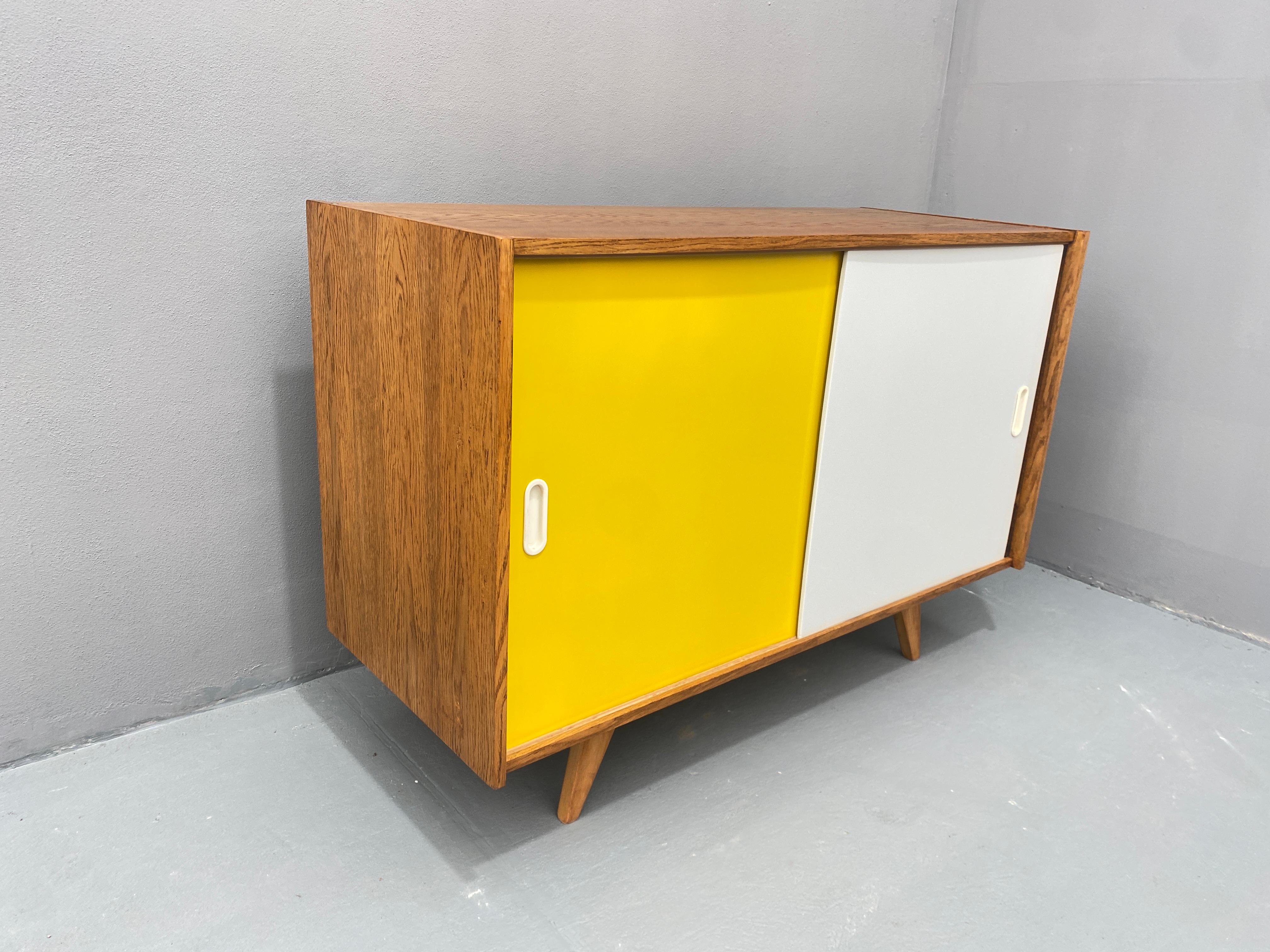 Buffet du milieu du siècle U-452 par Jiří Jiroutek, années 1960, Tchécoslovaquie en vente 6