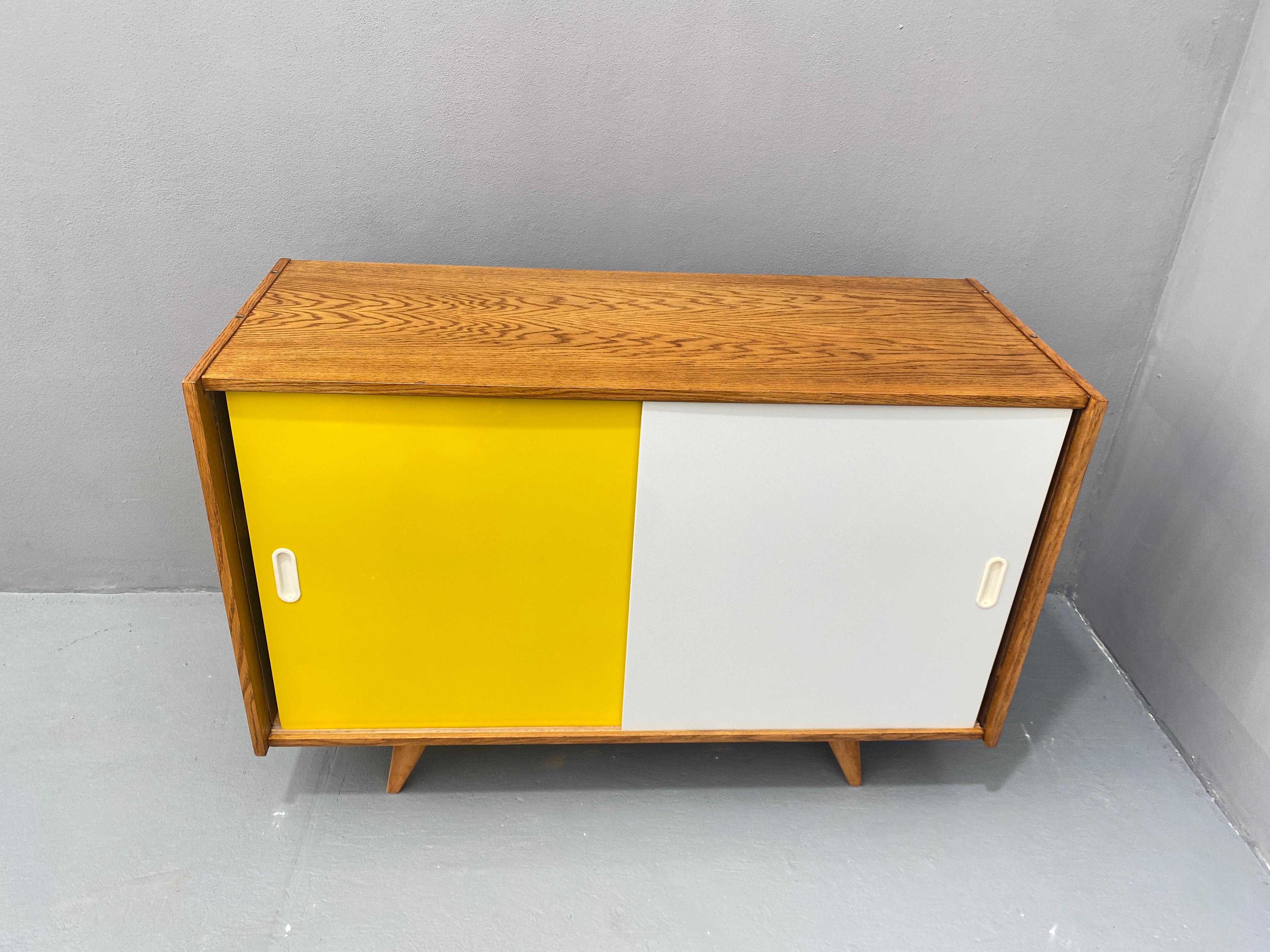 Buffet du milieu du siècle U-452 par Jiří Jiroutek, années 1960, Tchécoslovaquie en vente 7
