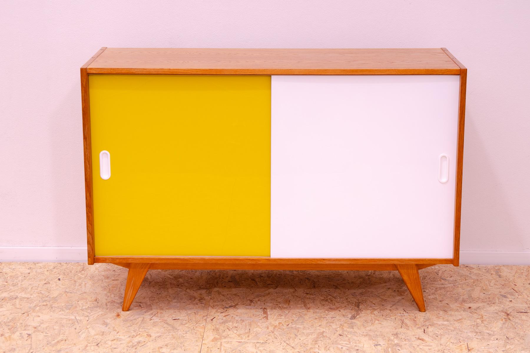 Sideboard-Schrank mit Schiebetüren aus der Mitte des Jahrhunderts, Katalognummer U-452, entworfen von Jiri Jiroutek. Es ist aus Buchenholz, Furnier, Sperrholz und Laminat gefertigt. In ausgezeichnetem Zustand, vollständig renoviert.

Der Schrank