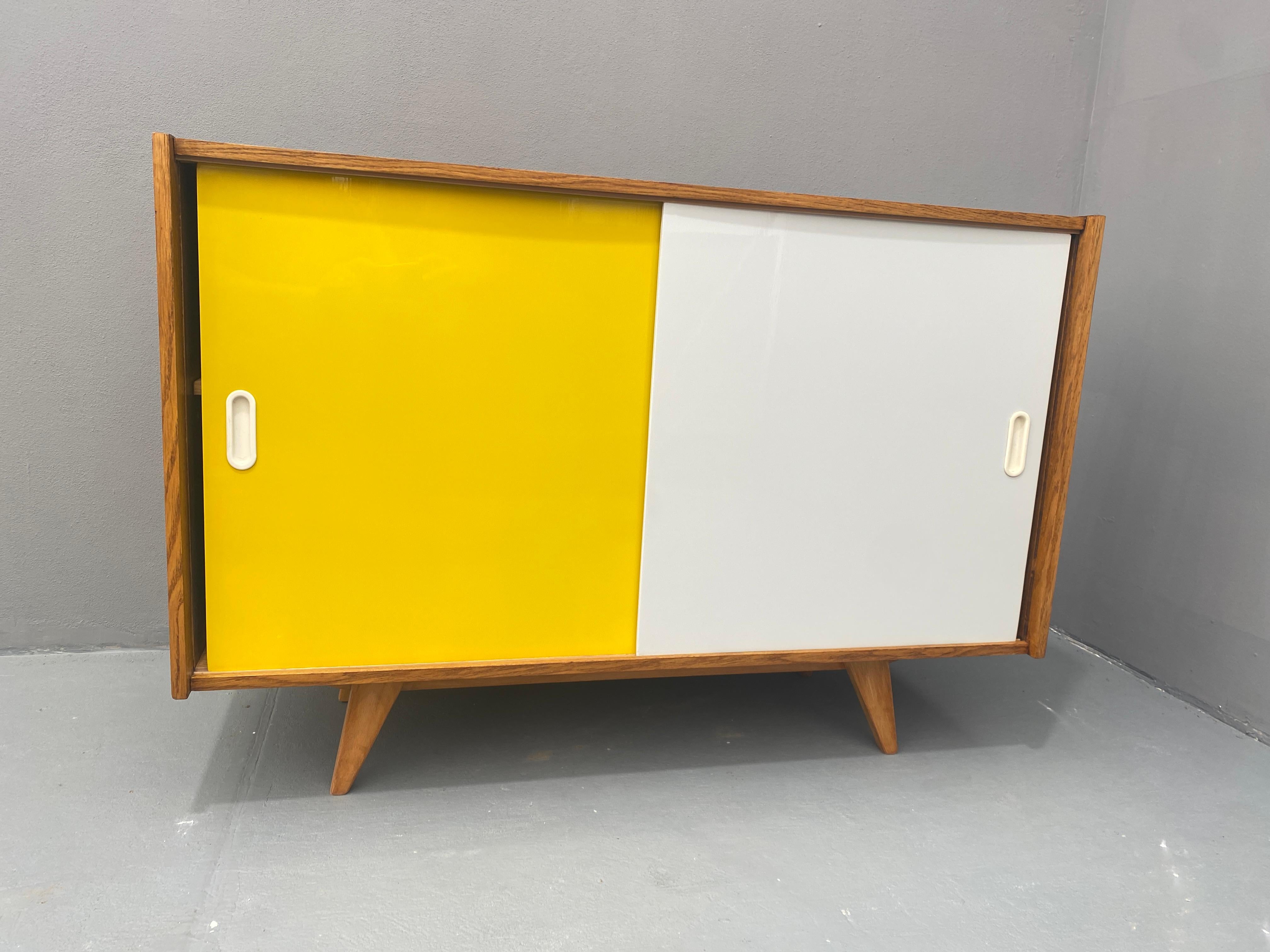 Mid-Century Modern Buffet du milieu du siècle U-452 par Jiří Jiroutek, années 1960, Tchécoslovaquie en vente