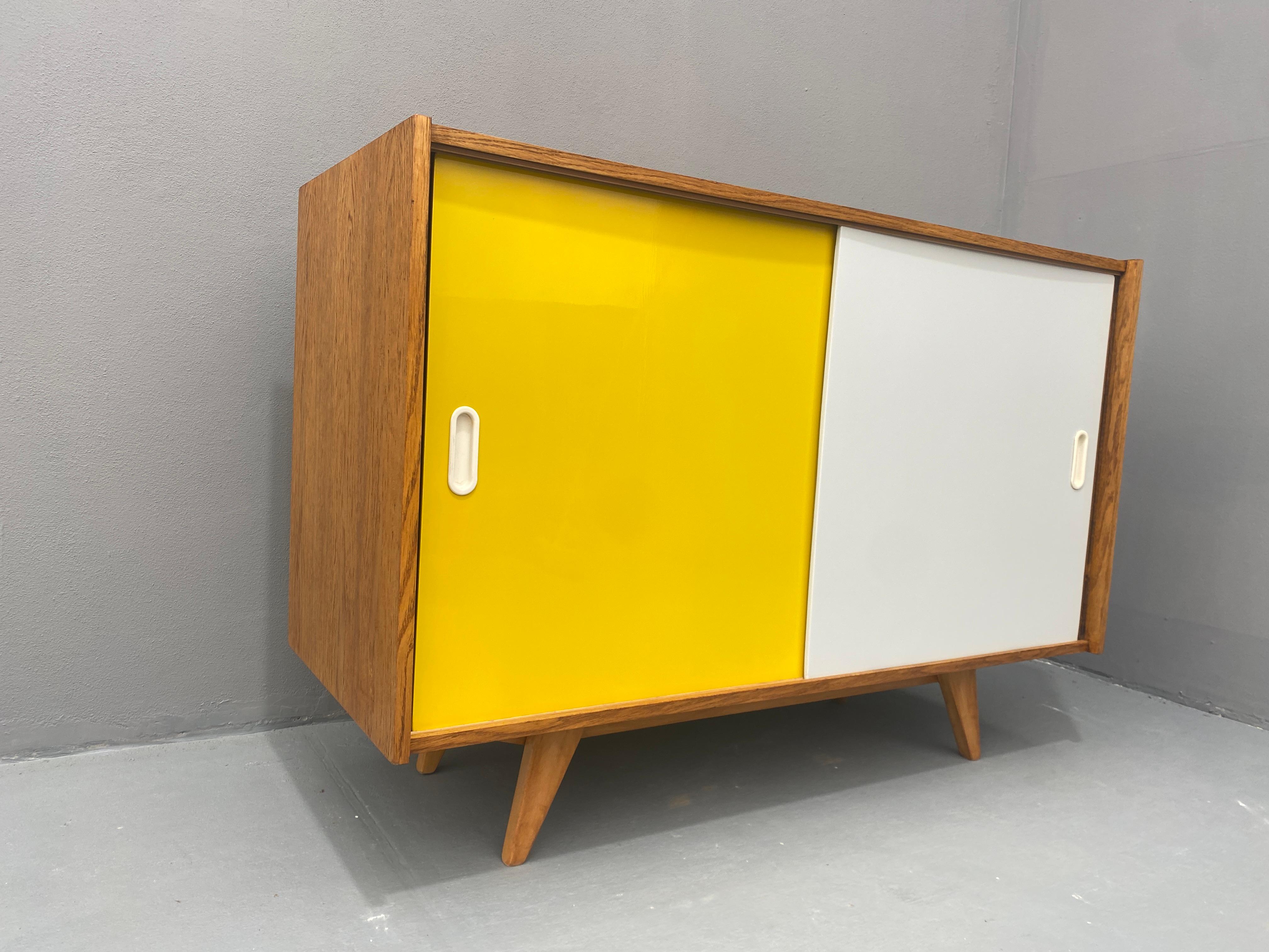 Placage Buffet du milieu du siècle U-452 par Jiří Jiroutek, années 1960, Tchécoslovaquie en vente