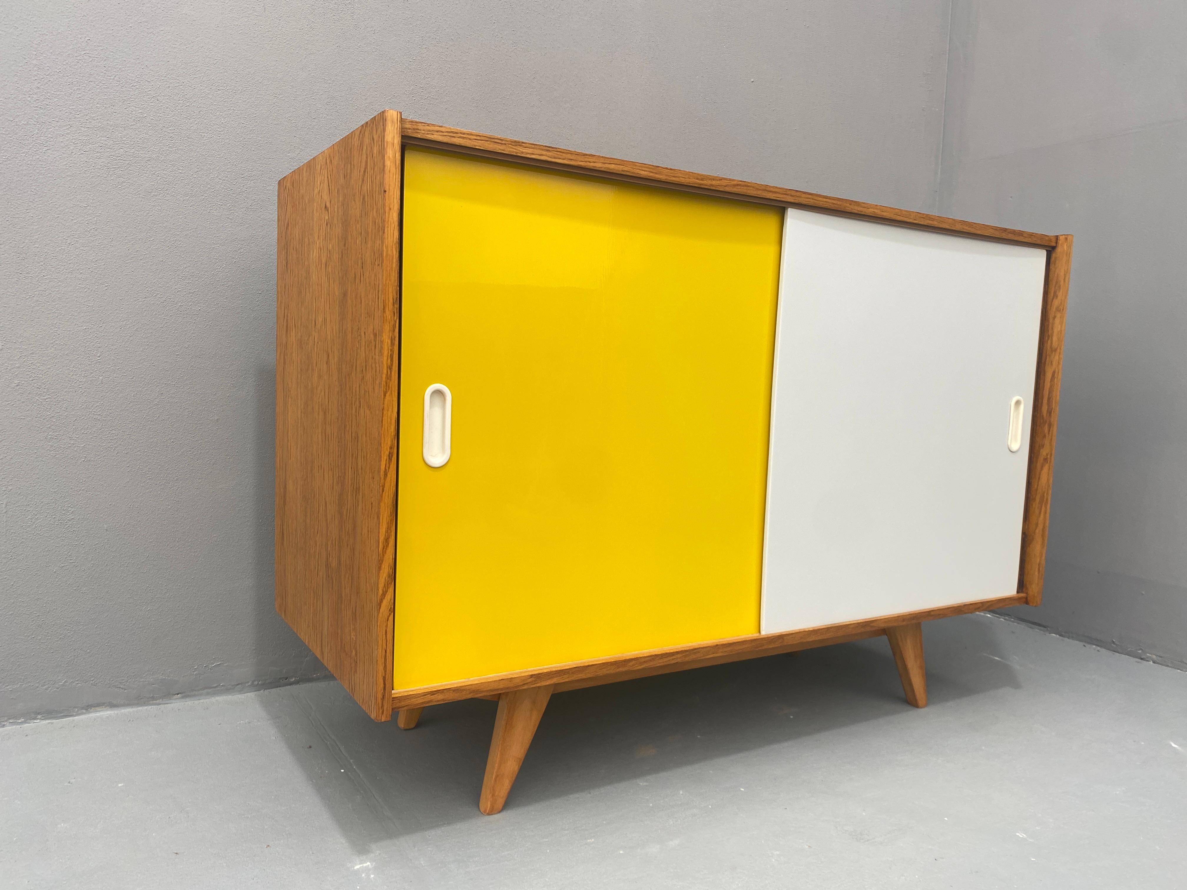Buffet du milieu du siècle U-452 par Jiří Jiroutek, années 1960, Tchécoslovaquie Excellent état - En vente à Prague 8, CZ