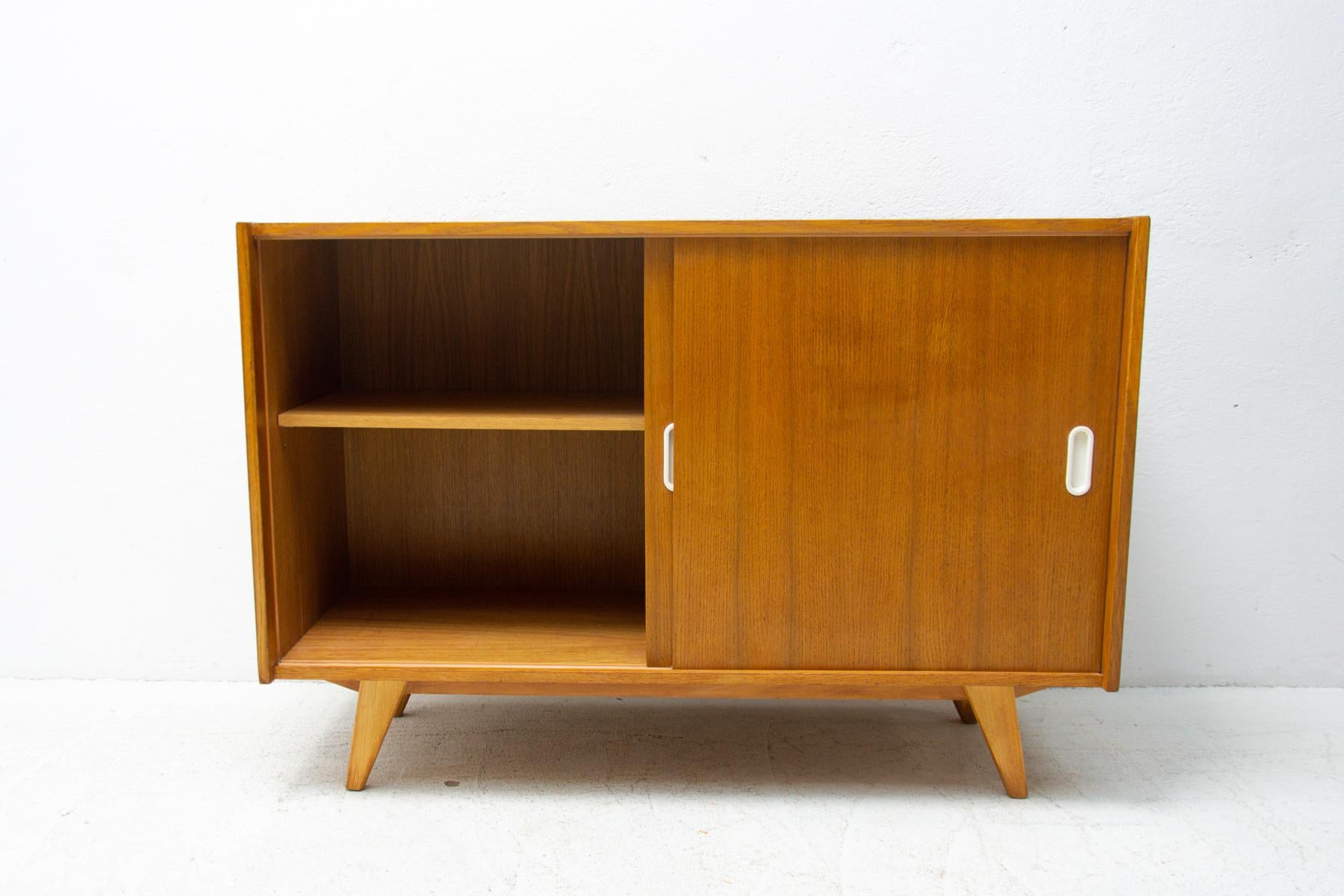 Sideboard U-452 aus der Mitte des Jahrhunderts, Ji Jiroutek, Tschechoslowakei, 1960er Jahre im Angebot 3