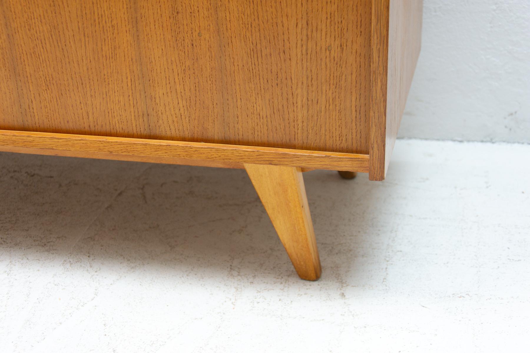 Sideboard U-452 aus der Mitte des Jahrhunderts, Ji Jiroutek, Tschechoslowakei, 1960er Jahre im Angebot 6