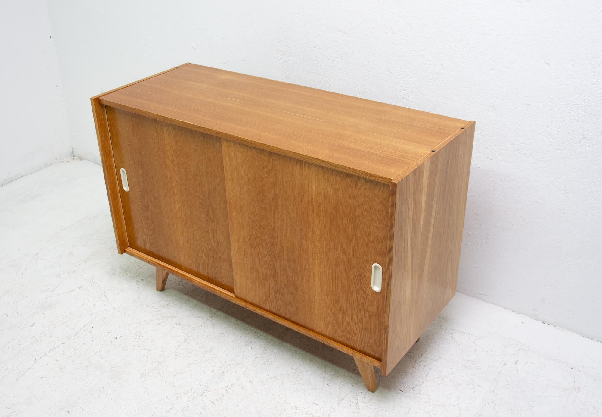 Midcentury Sideboard U-452, Jiří Jiroutek, Czechoslovakia, 1960s In Good Condition In Prague 8, CZ