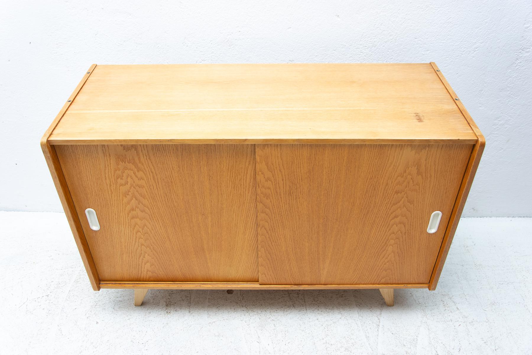 Mid-Century-Sideboard U-452, Ji Jiroutek, Tschechoslowakei, 1960er Jahre (Holz) im Angebot