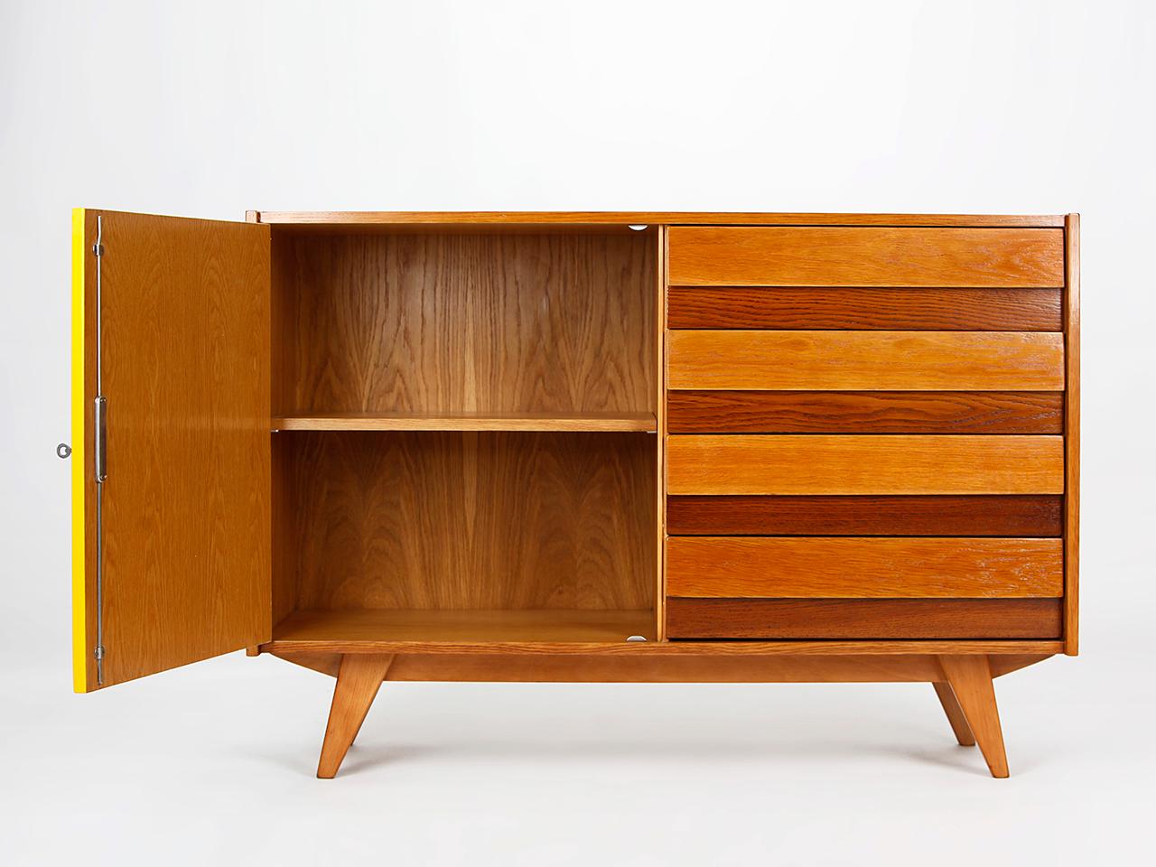 Midcentury Sideboard U 458 von Jiri Jiroutek für Interier Praha, aus den 1960er Jahren, mit vier Schubladen und gelben Türen, aus der ehemaligen Tschechoslowakei. Vollständig restauriert und neu lackiert. Lieferzeit 3-4 Wochen.