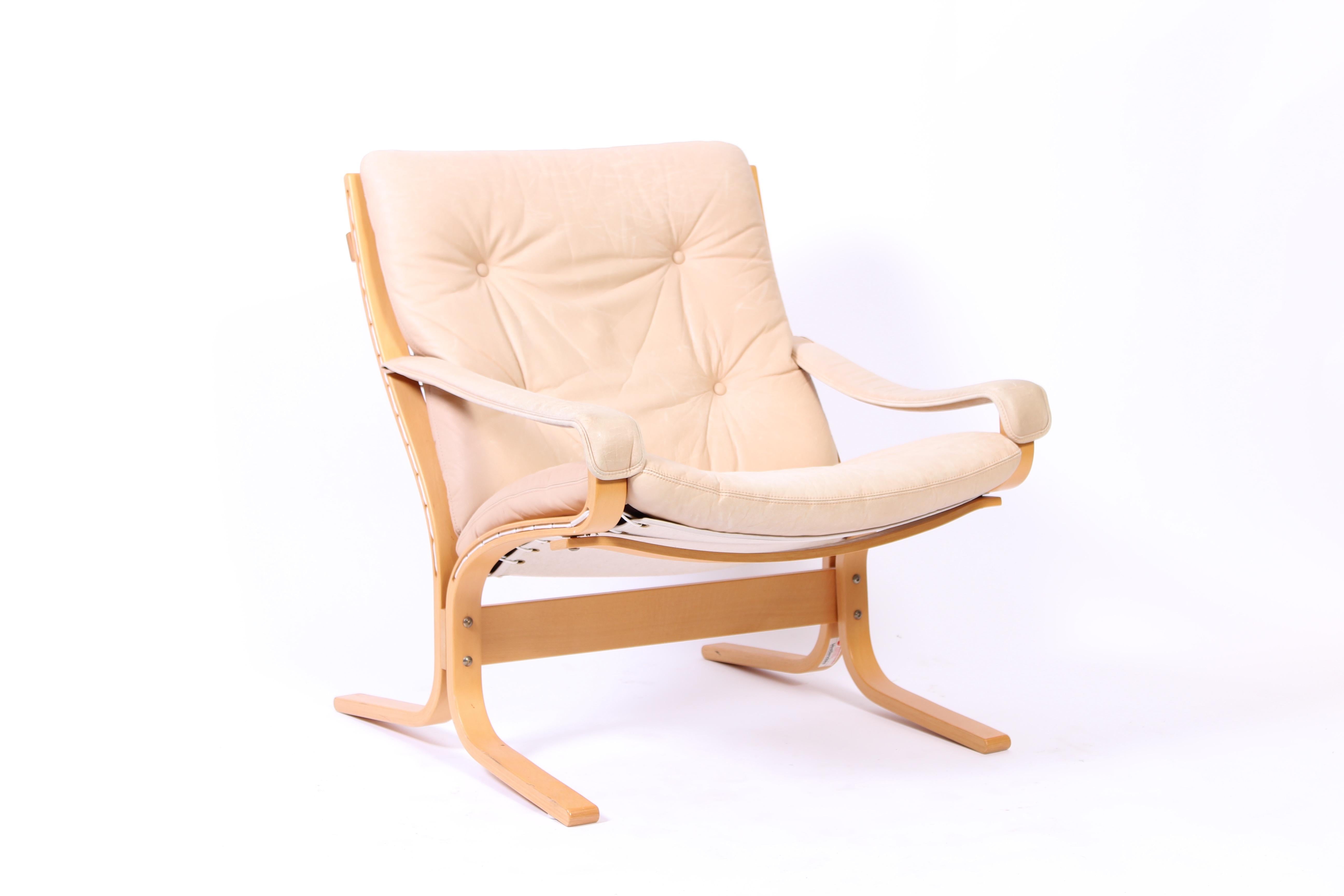 A vintage easy chair designed by Norwegian designer Ingmar Relling in the 1960s. The chair has a bentwood frame and original leather upholstery. Very good vintage condition with signs of usage and patina consistent with age.