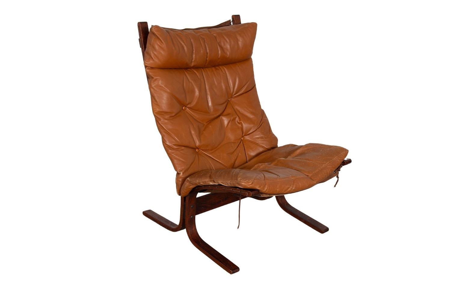 Beautiful bent wood high-back “Siesta” Westnofa leather, lounge chair. Designed by Ingmar Relling (1920-2002) in 1965 for Westnofa, Norway. Features a beautiful bentwood frame in a rosewood finish. The sturdy canvas backing laces into the bentwood