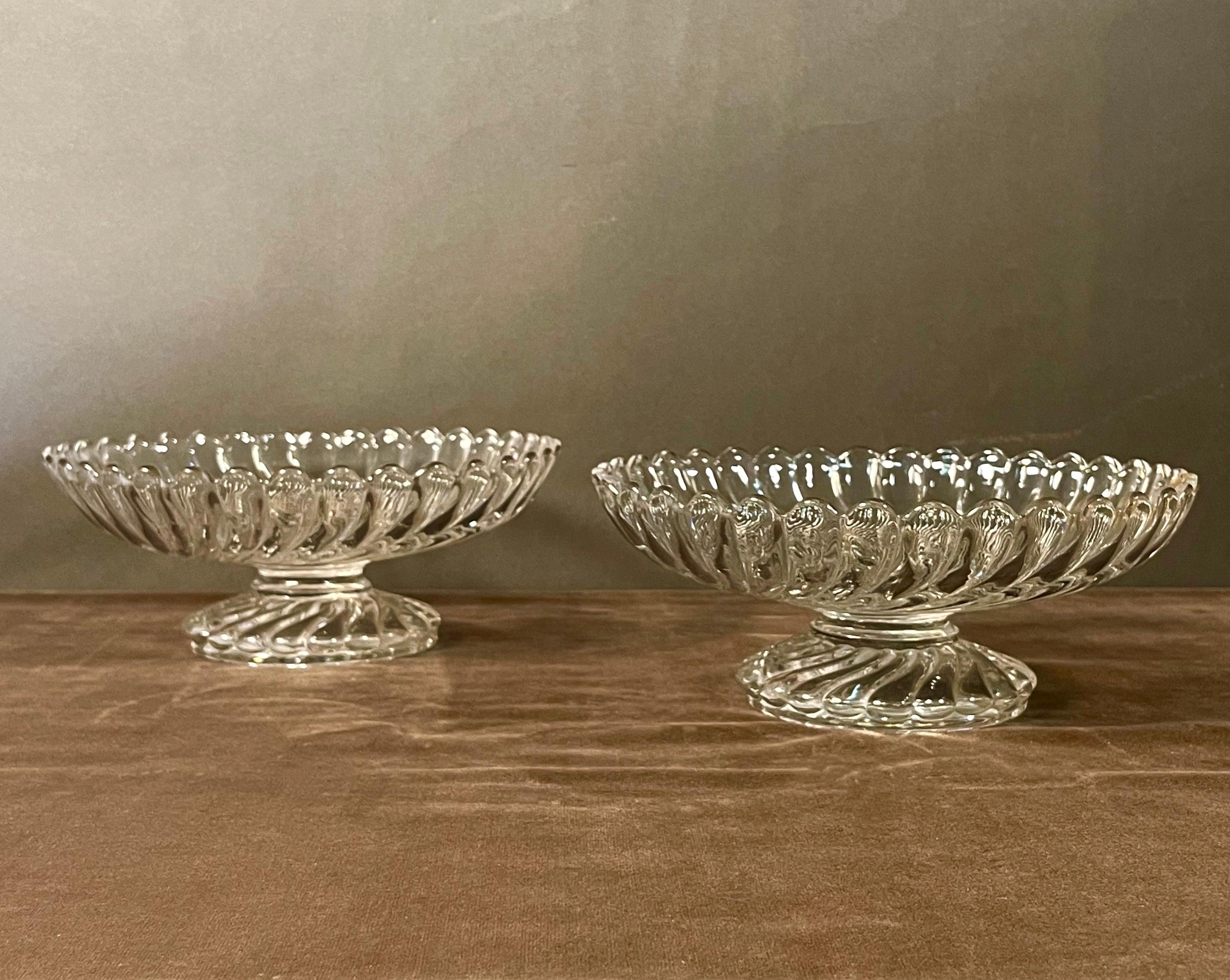 Copa de cristal de Baccarat firmada a mediados de siglo en venta 3
