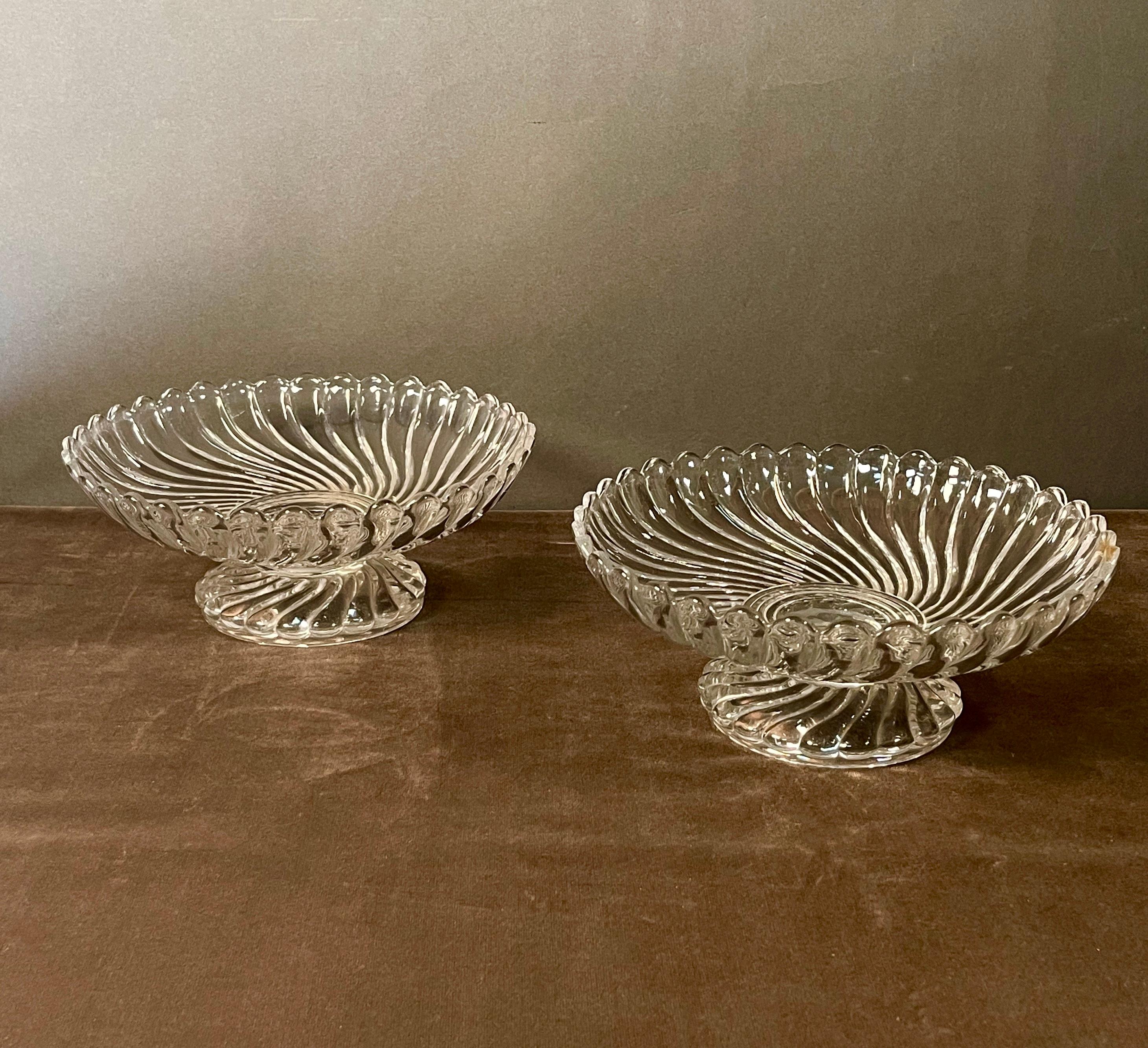 Copa de cristal de Baccarat firmada a mediados de siglo en venta 4