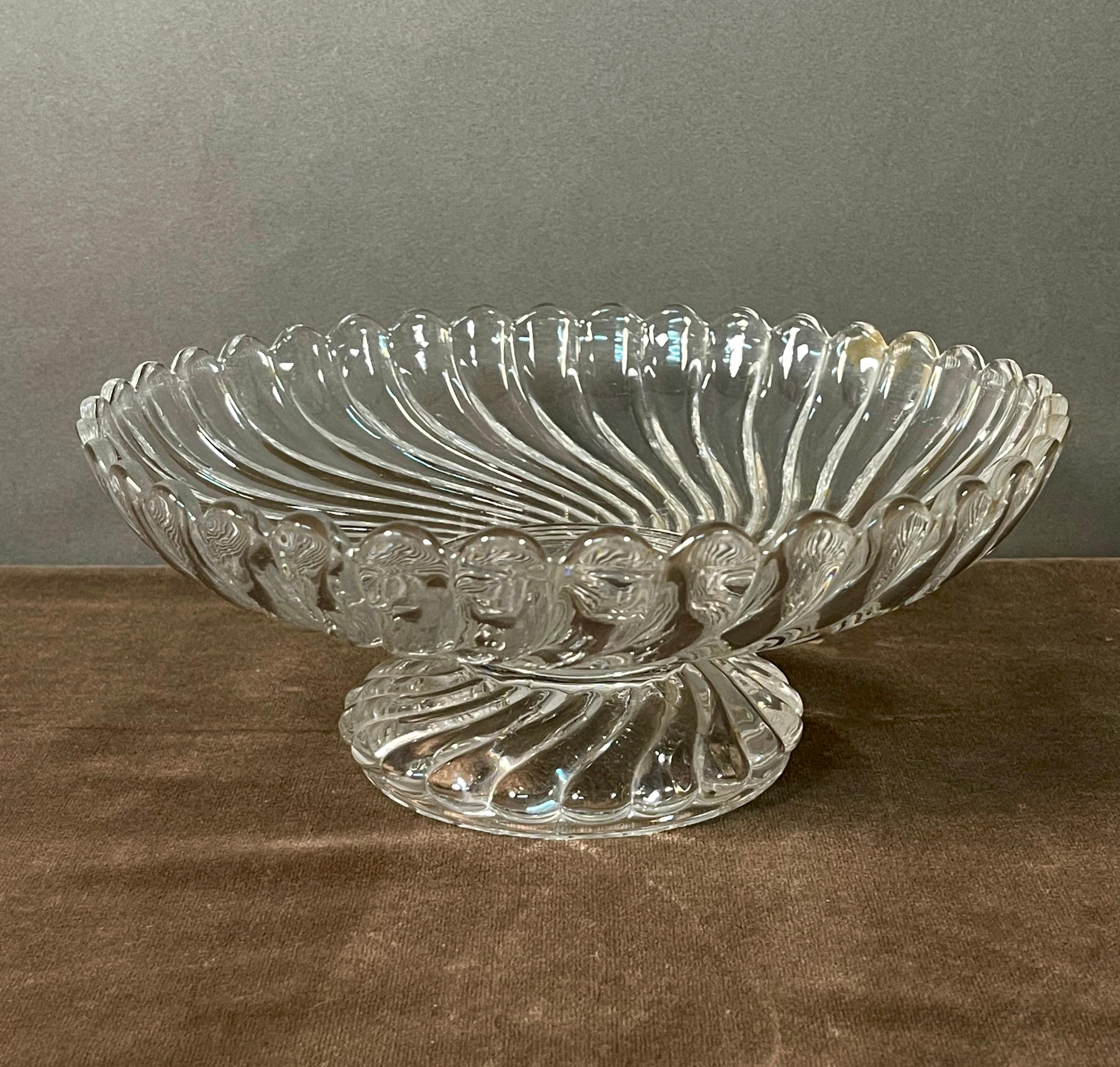 Copa de cristal de Baccarat firmada a mediados de siglo Estilo internacional en venta