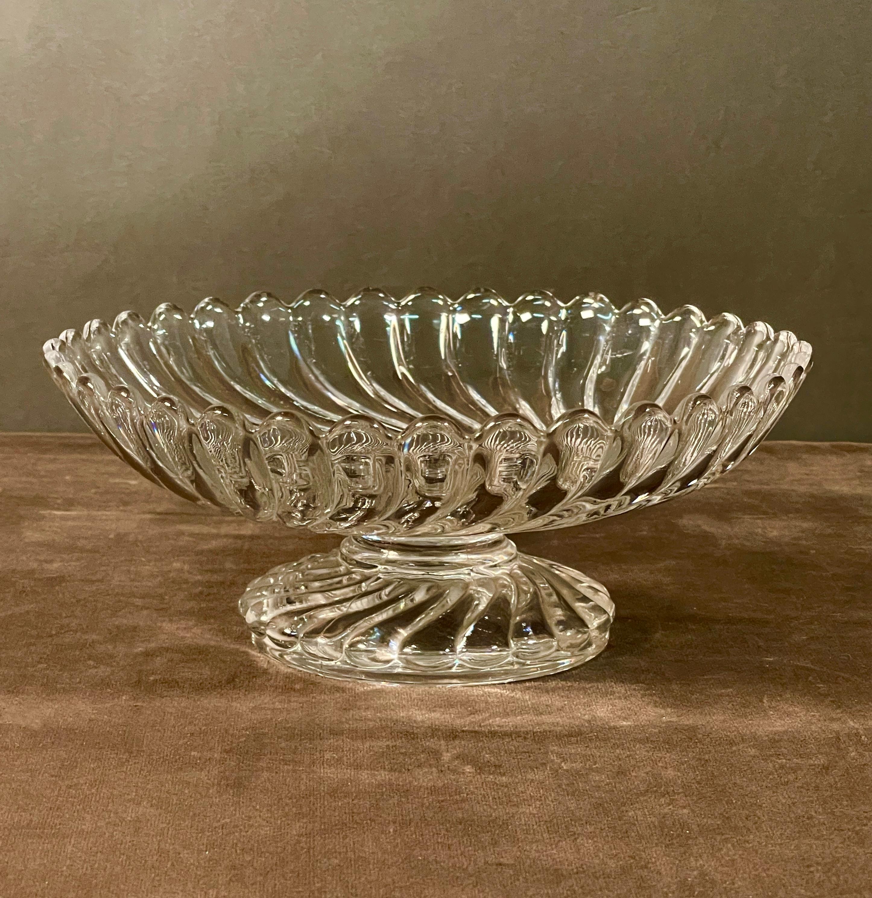 International Style Coppa di cristallo Baccarat firmata di metà secolo in vendita