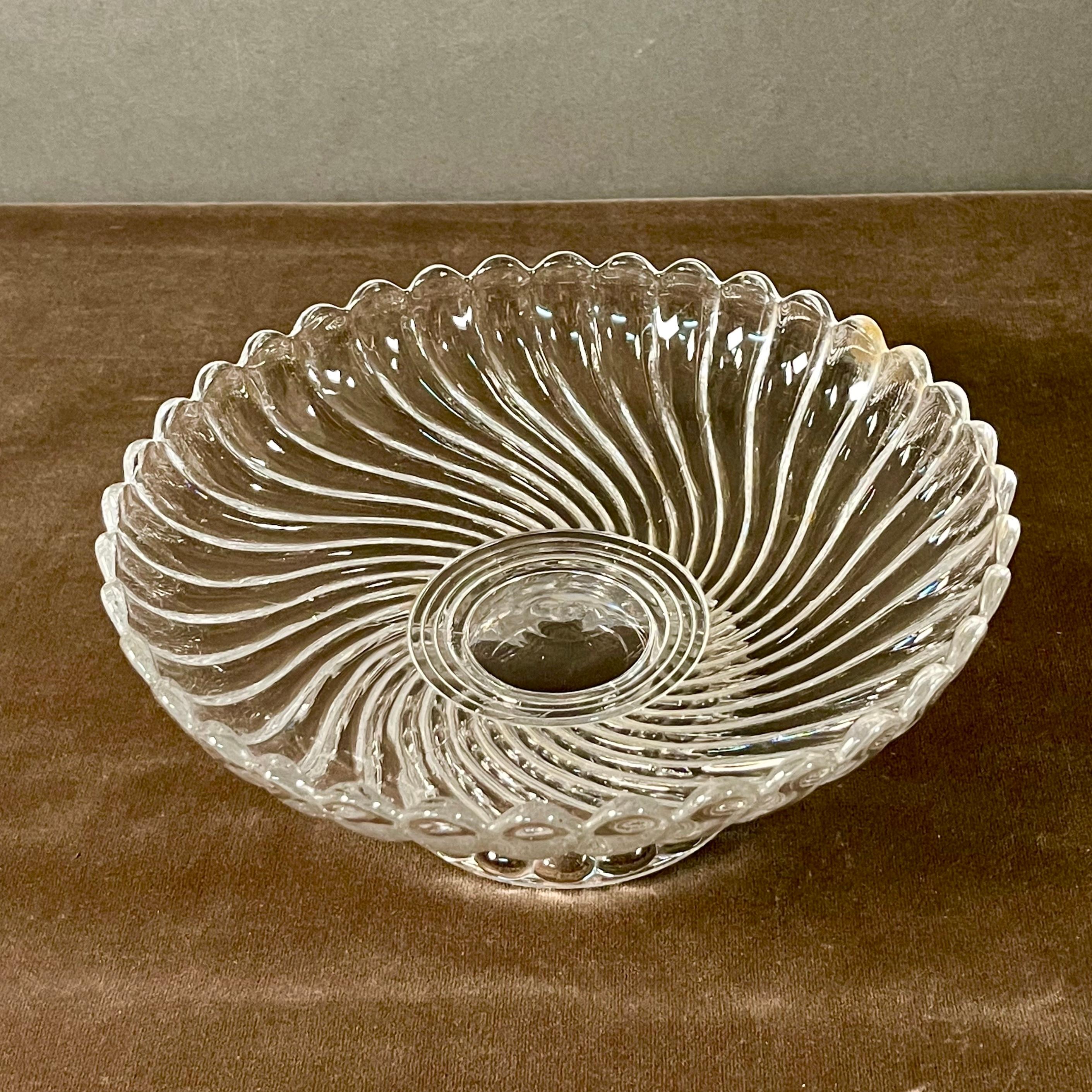 Copa de cristal de Baccarat firmada a mediados de siglo Francés en venta