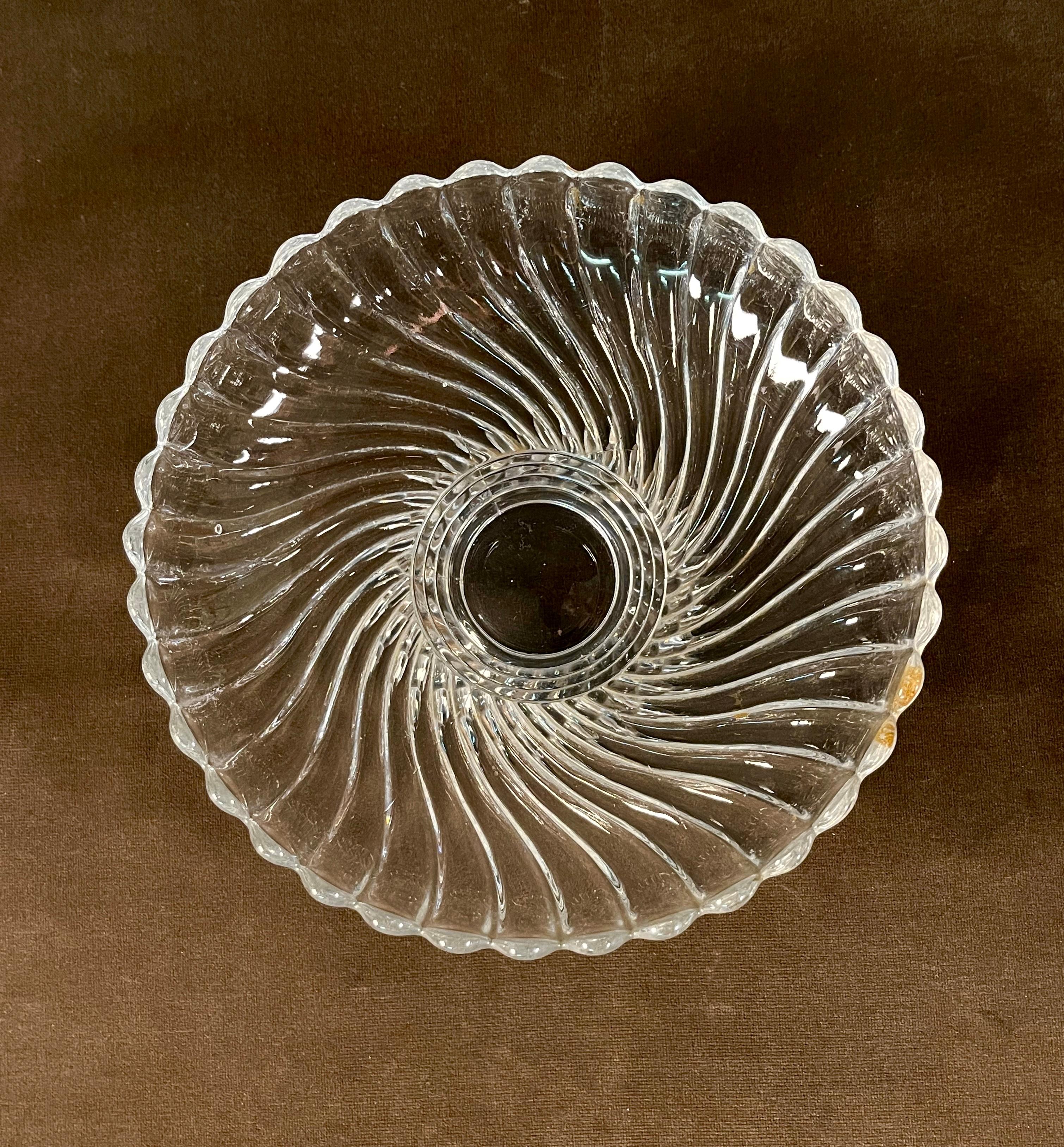 Copa de cristal de Baccarat firmada a mediados de siglo en venta 2