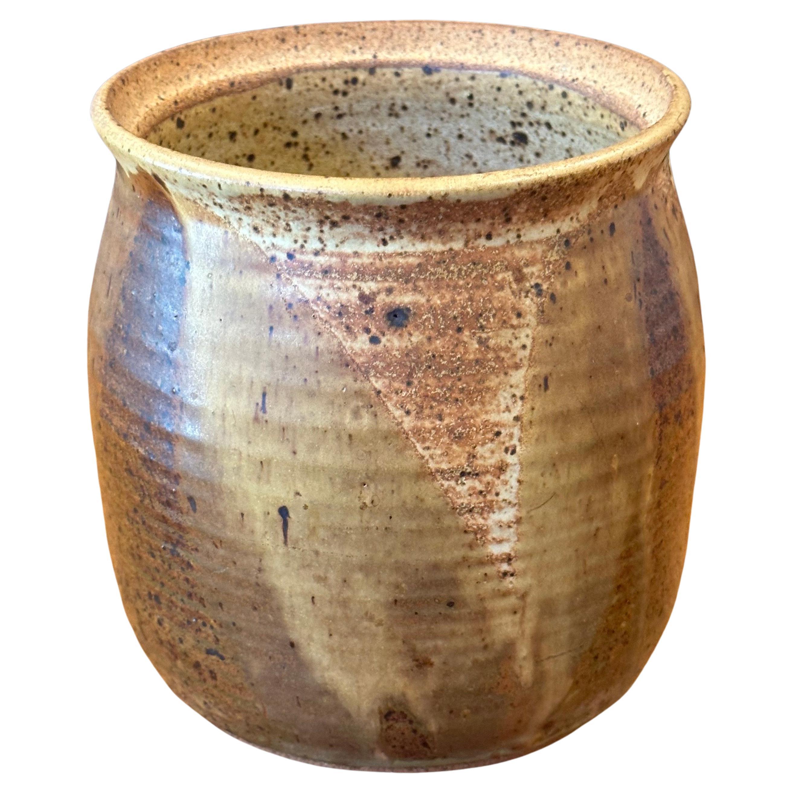 Mitte des Jahrhunderts signiert Kalifornien Studio Keramik Topf / Vase, ca. 1970er Jahre. Die Vase ist in sehr gutem Zustand, ohne Chips oder Risse und misst 7 