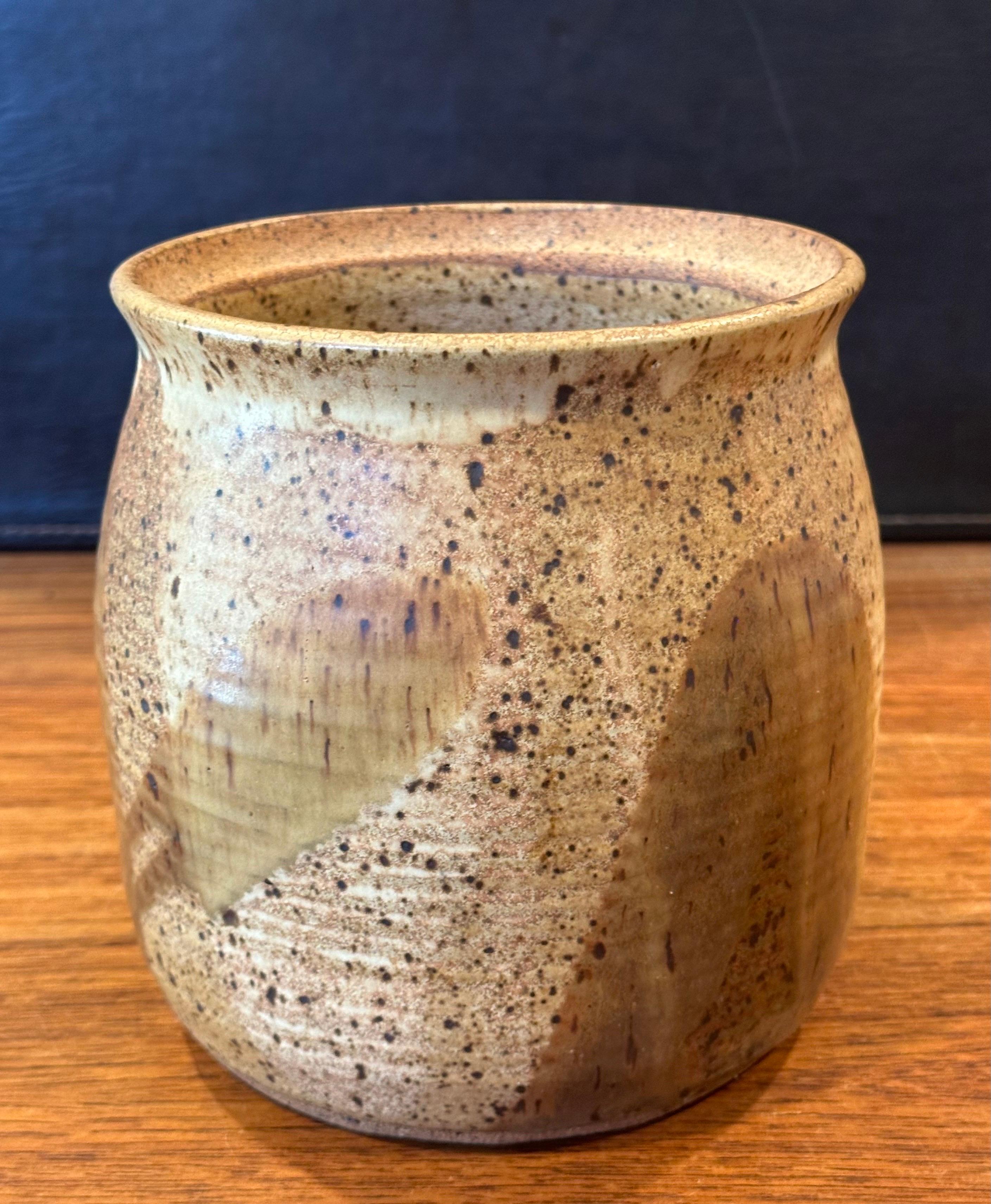 Signierter California Studio Pottery Topf / Vase aus der Mitte des Jahrhunderts (amerikanisch) im Angebot