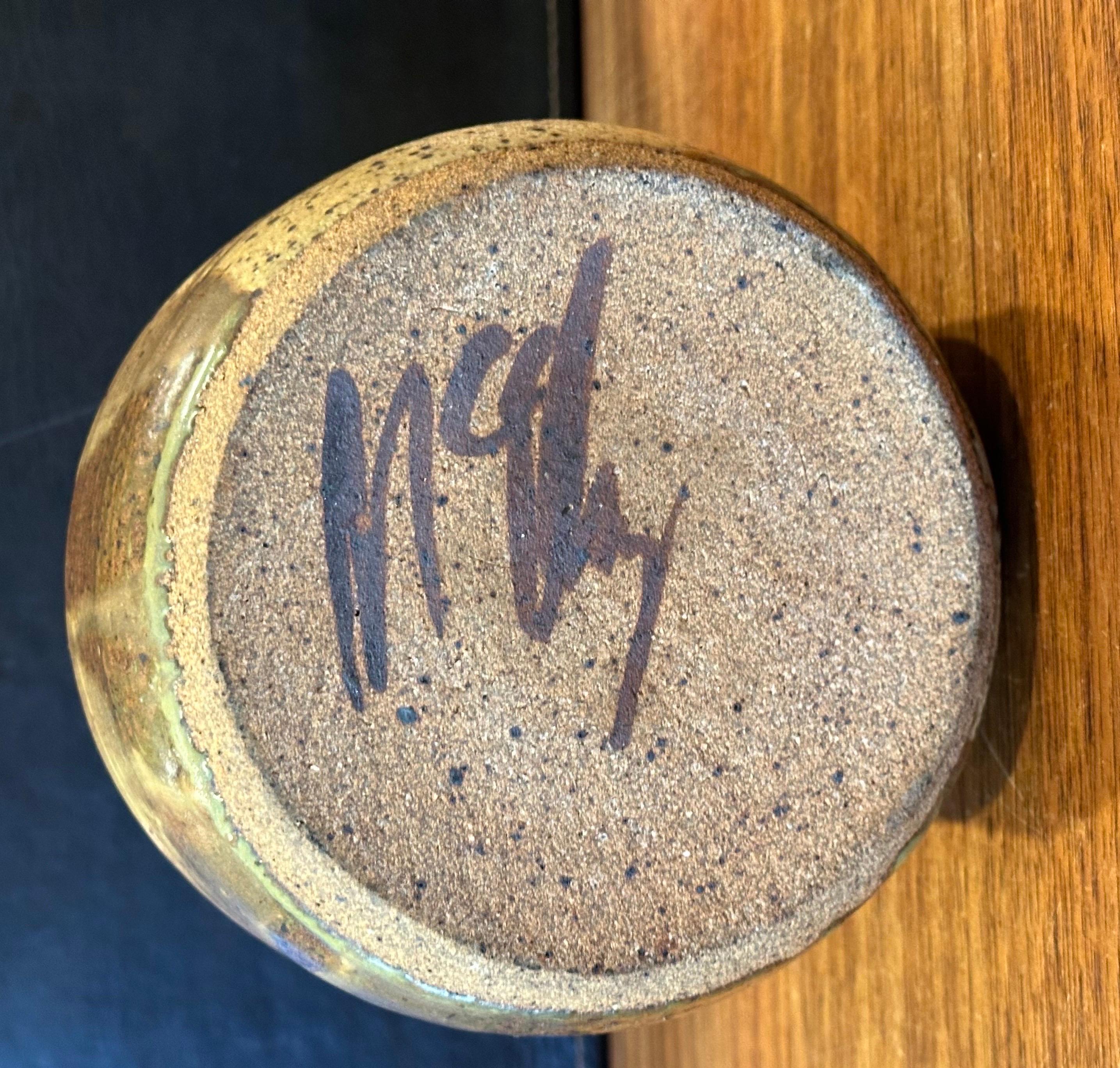 Signierter California Studio Pottery Topf / Vase aus der Mitte des Jahrhunderts (Töpferwaren) im Angebot