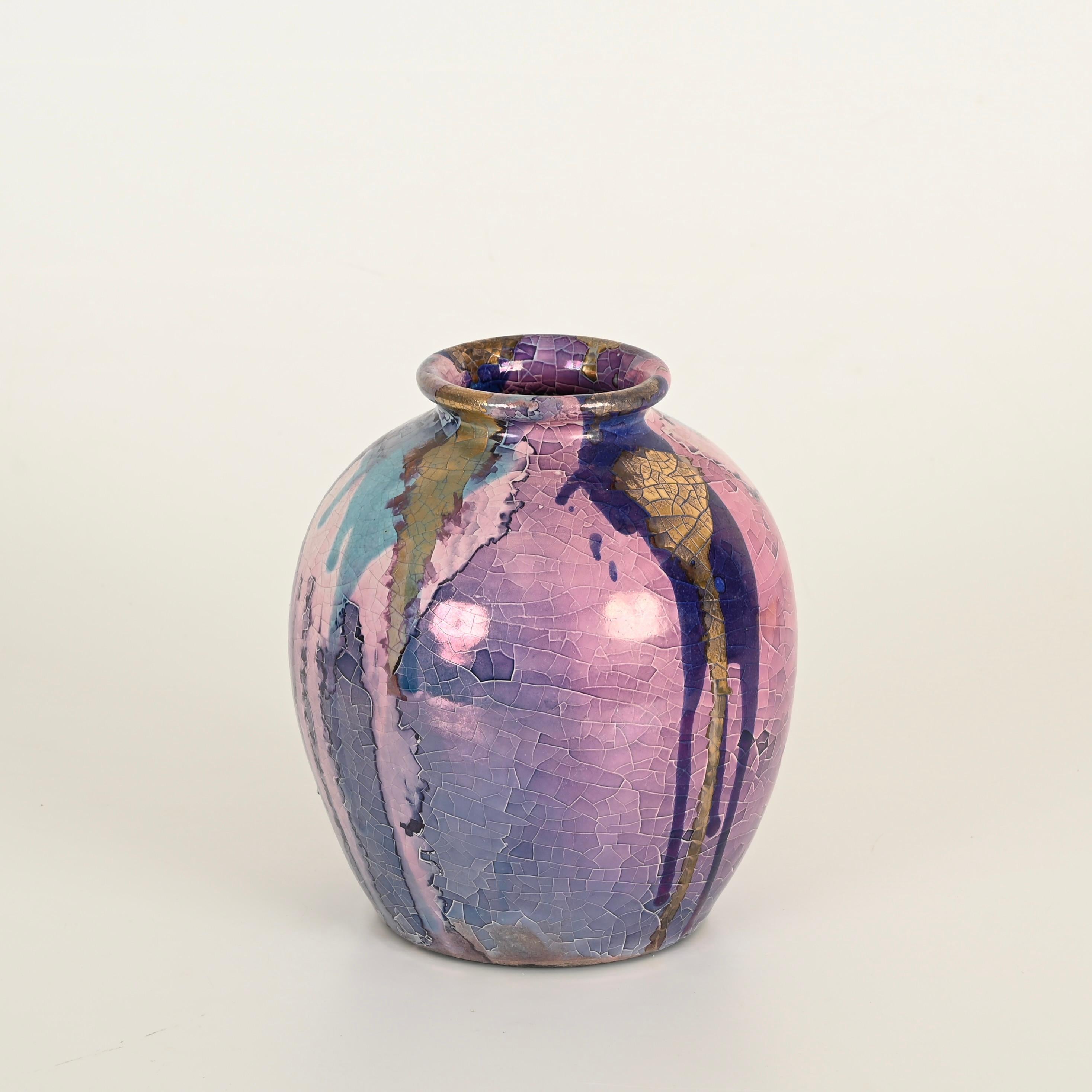 Wunderschöne, polychrom emaillierte Keramikvase, entworfen und signiert von Claudio Pulli, einem der größten sardischen Keramiker des 20. Jahrhunderts. Hergestellt in Italien in den 1970er Jahren.

In fabelhaftem Zustand, ohne Chips oder Risse. Die