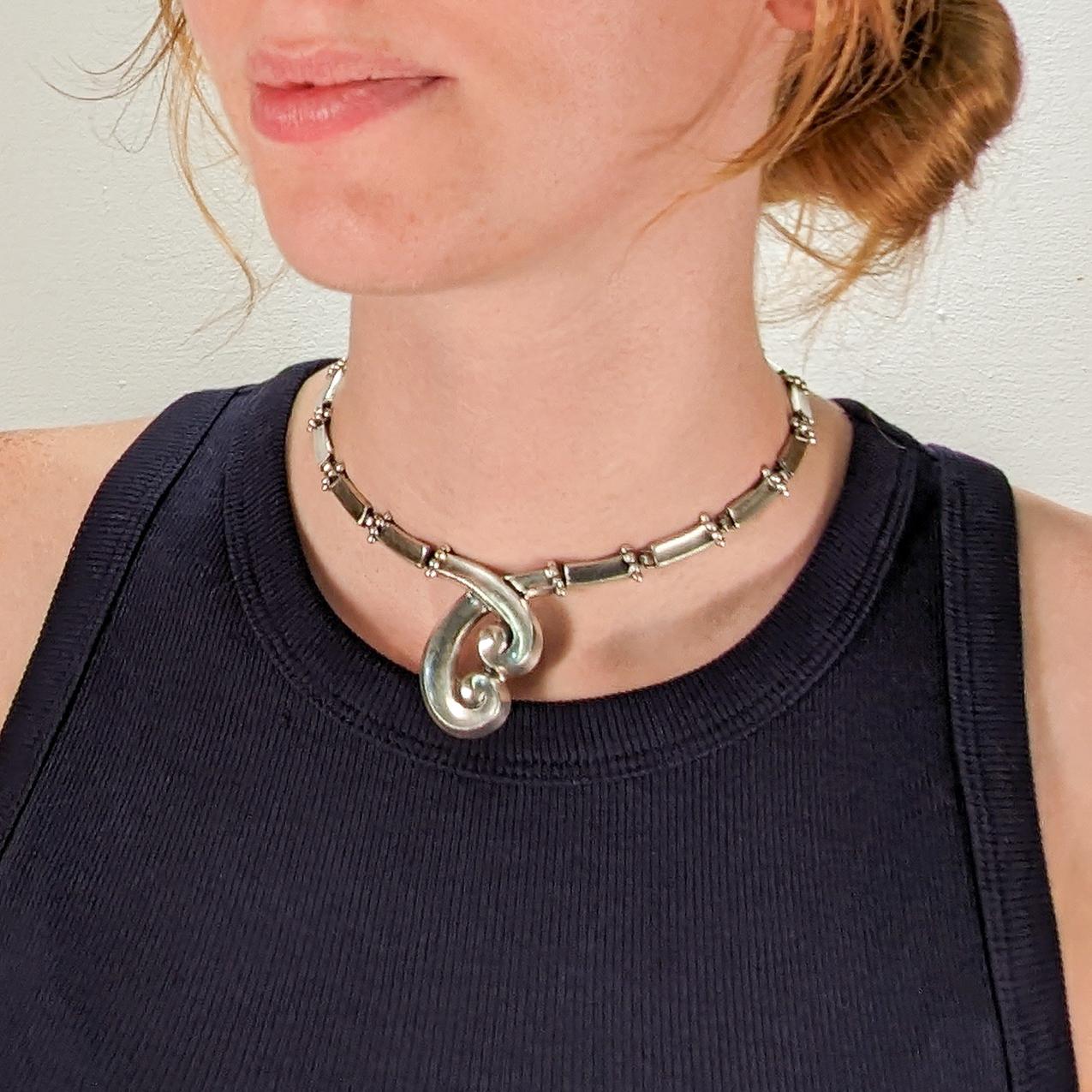A fine Mexican modernist necklace.

By Margot de Taxco.

In sterling silver.

With bead-set lozenge shaped links supporting a conforming pendant (that also converts to a brooch).

Model no. 5580A

Fully hallmarked for Margot de Taxco.

Simply a