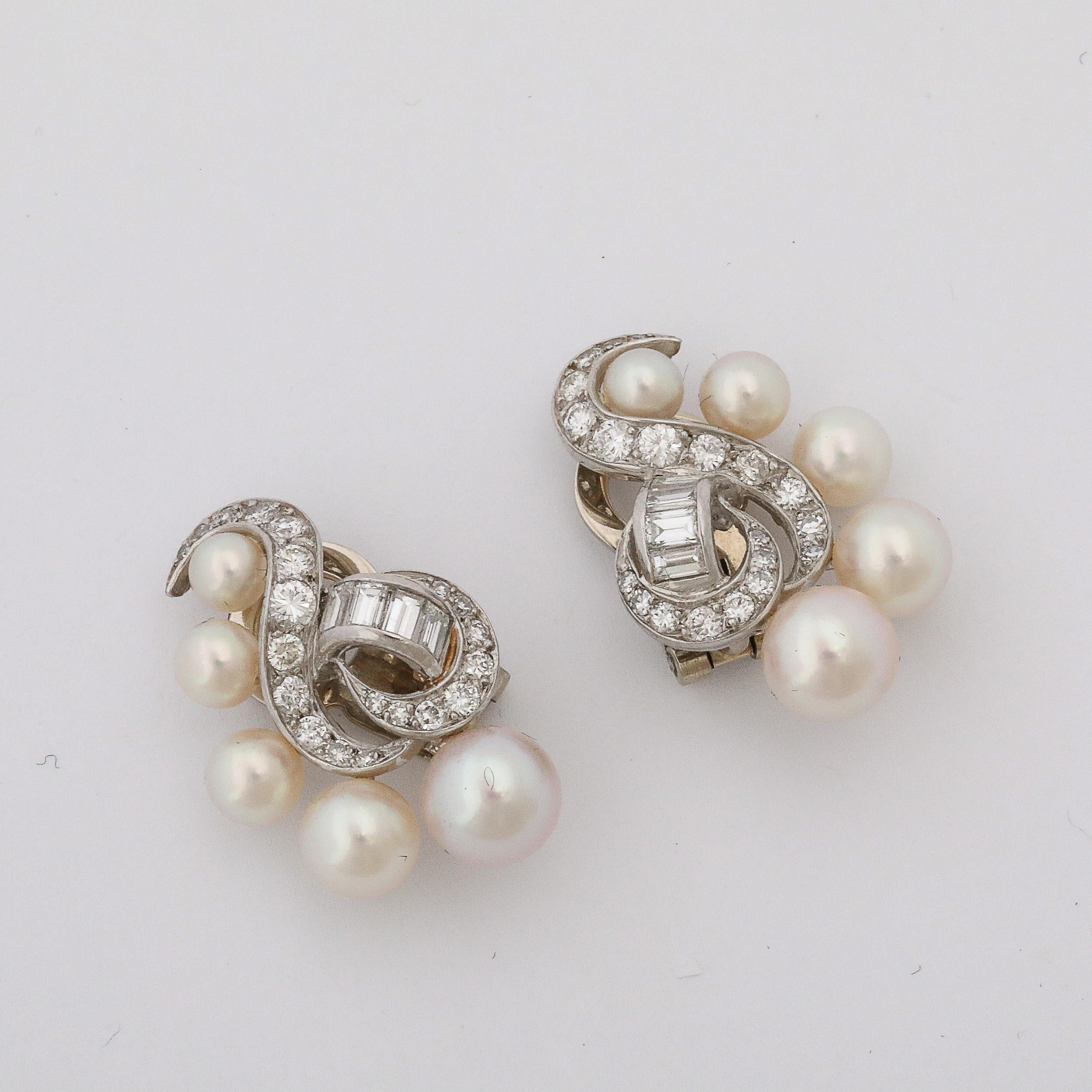 Bringen Sie einen Hauch von modernem Luxus in Ihre Schmucksammlung mit diesem exquisiten Paar Marianne Ostier Platin-, Zuchtperlen- und Diamant-Ohrringe. Diese um 1950 in den USA gefertigten Ohrringe repräsentieren den Höhepunkt der Eleganz und der